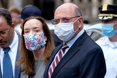 Piden desestimar cargos contra gerente financiero de Trump