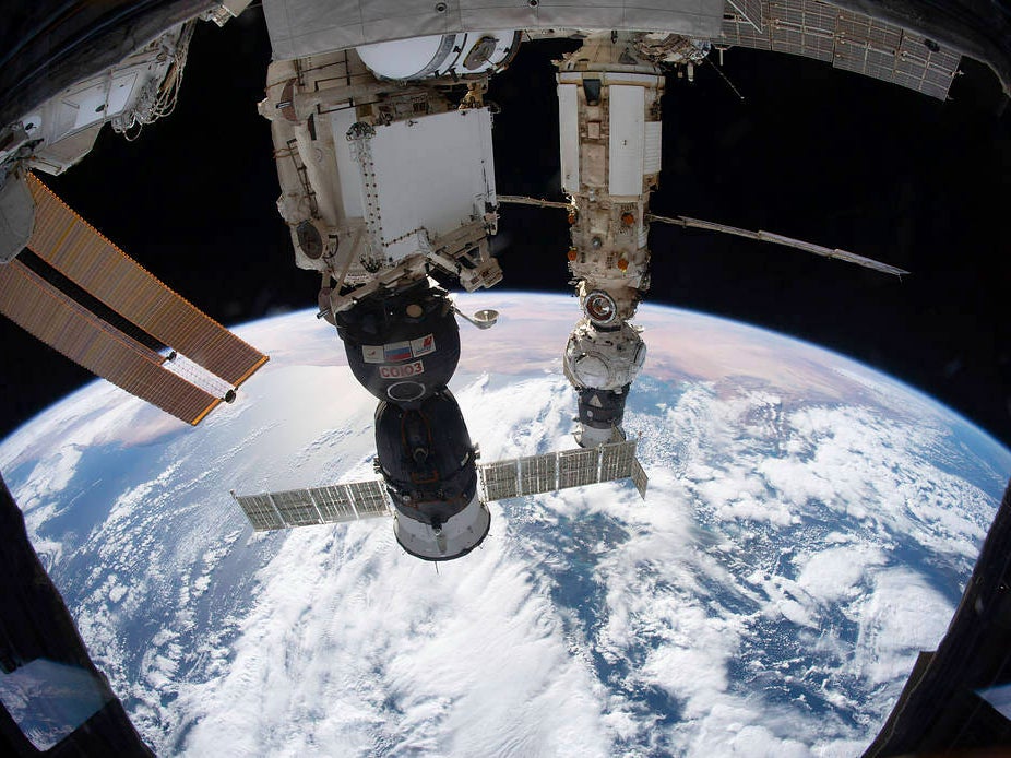 Una nave espacial rusa Soyuz acoplada al segmento ruso de la Estación Espacial Internacional en diciembre de 2021