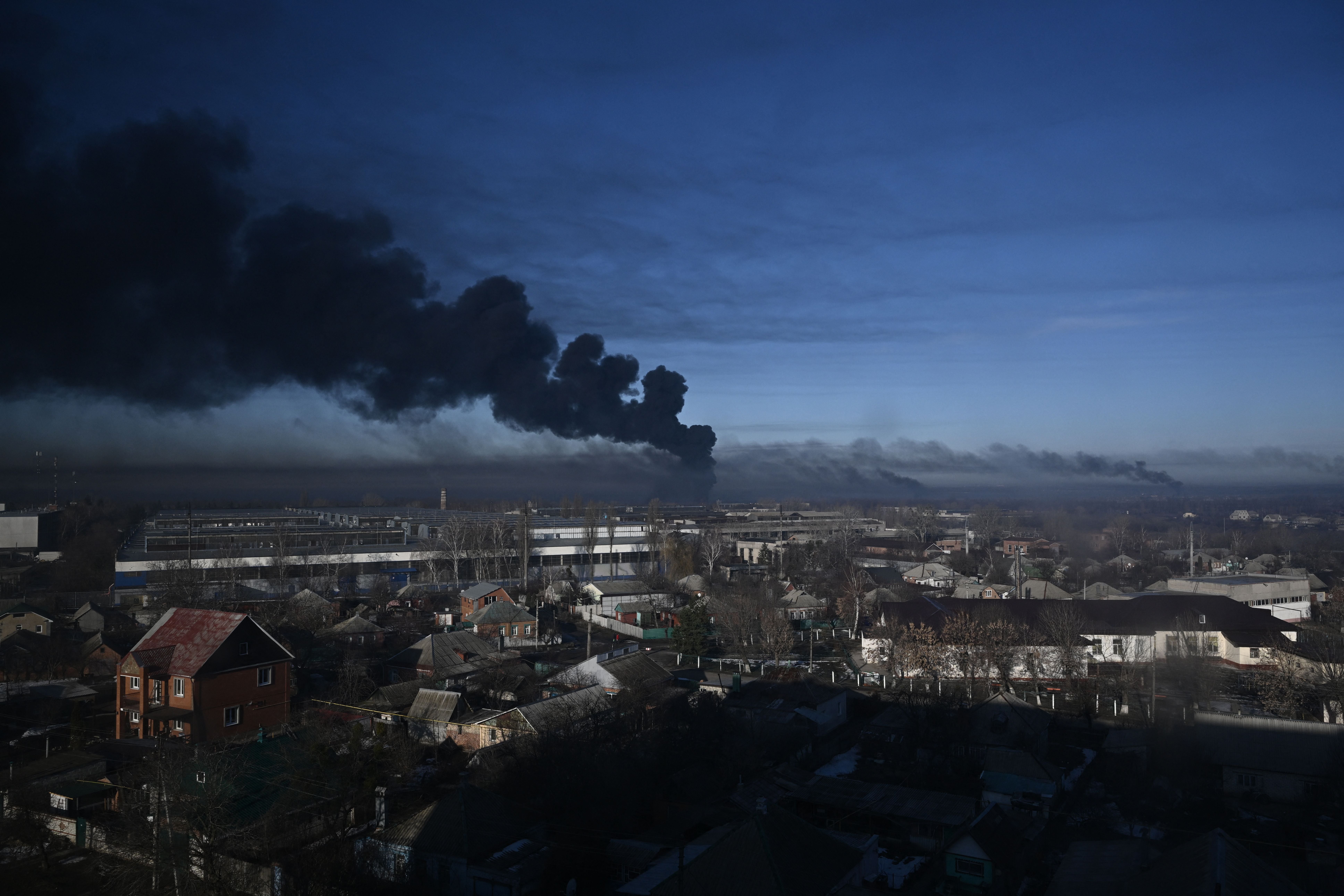 Humo negro se eleva desde un aeropuerto militar en Chuguyev, cerca de Kharkiv