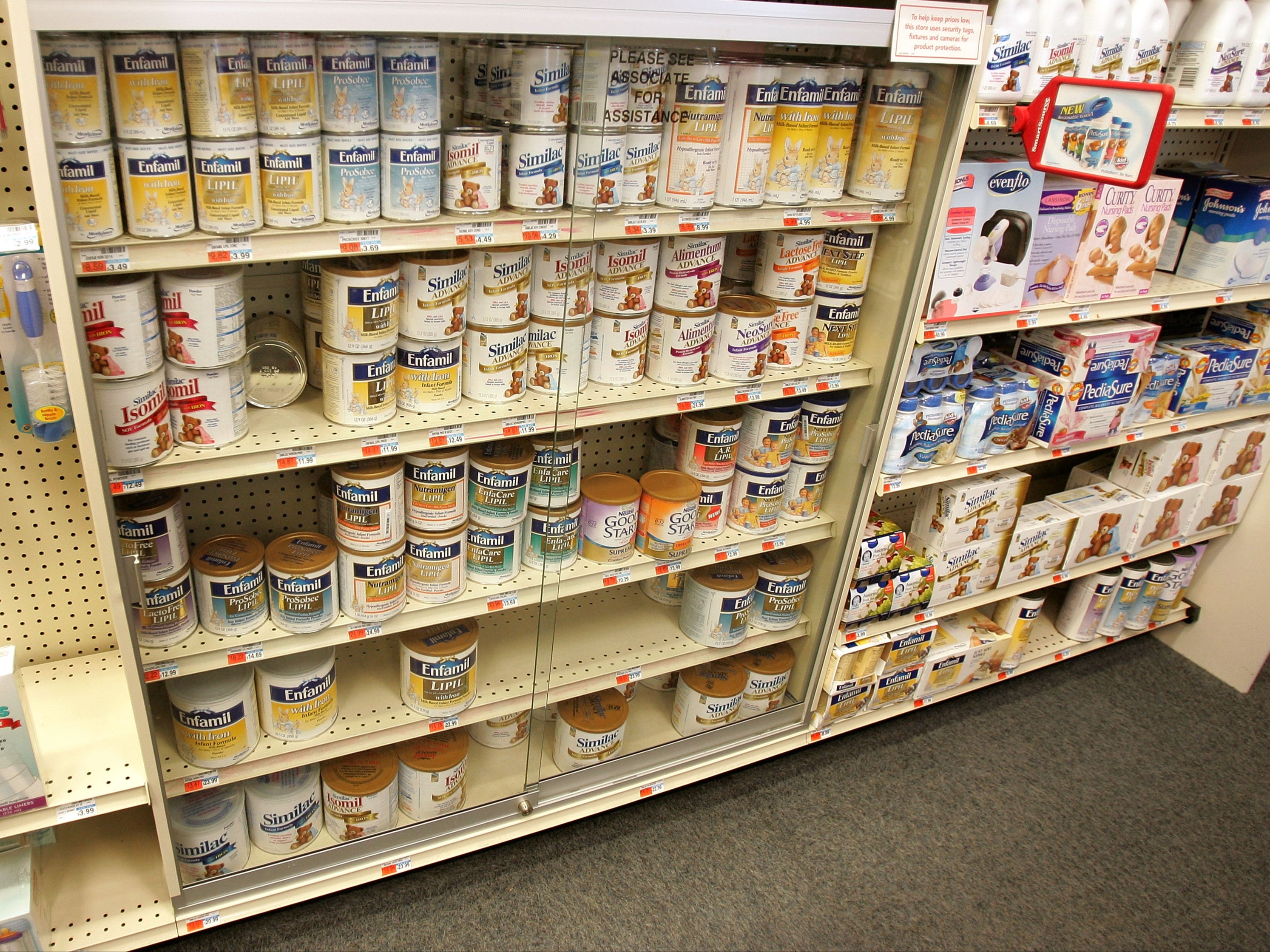 Los productos de leche de fórmula para bebés están protegidos con llave en una tienda de Chicago