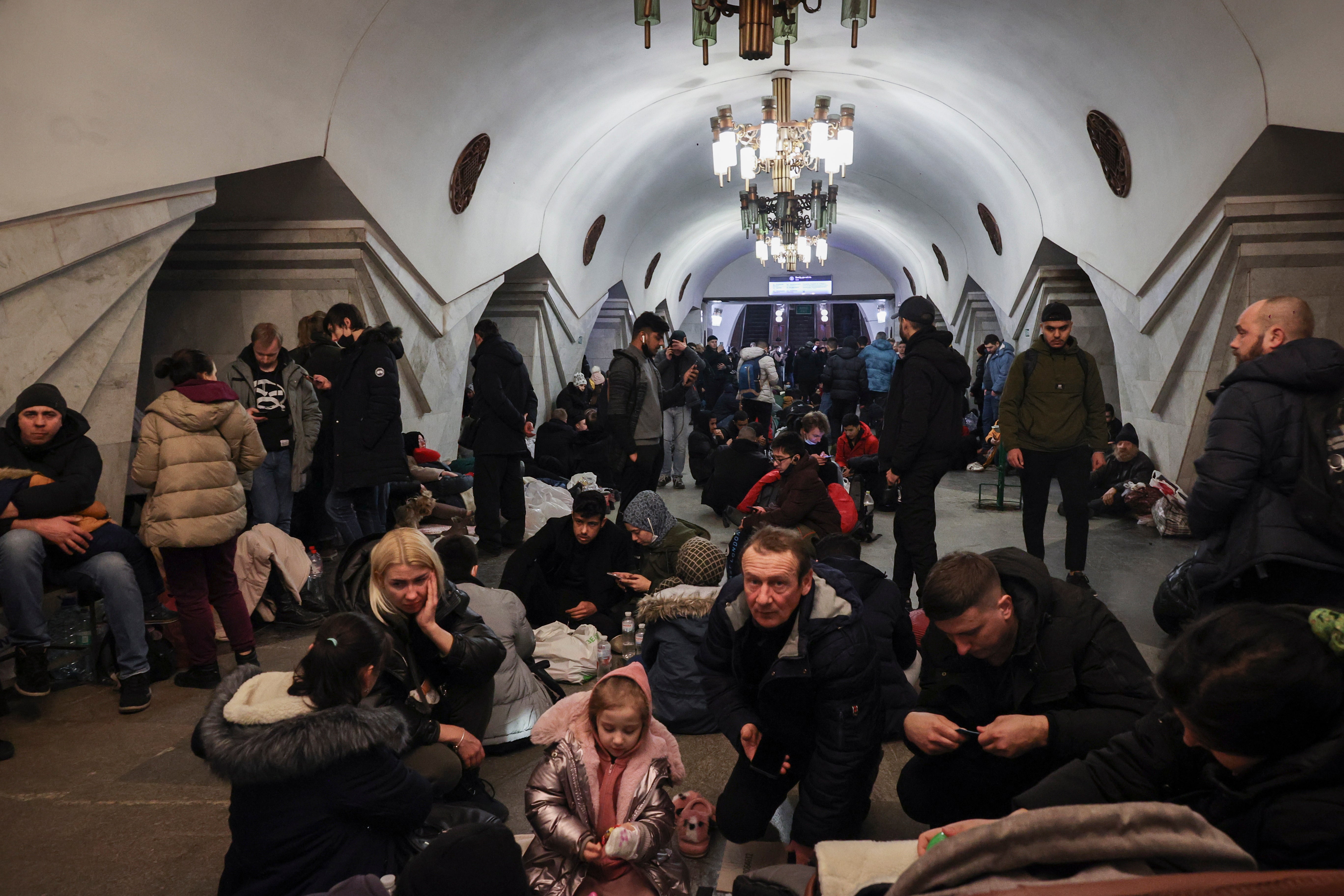 Ucranianos se refugian en la estación Pushkinskaya del subterráneo en Kharkiv