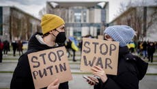 Al grito de “Putin es Hitler”, miles de personas se lanzan a las calles en Europa 