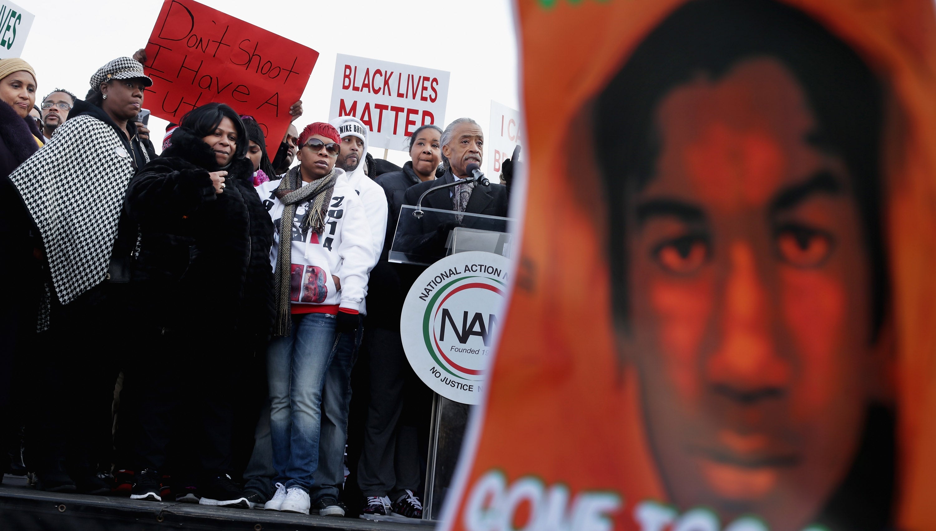 Los padres de los asesinados por armas de fuego, incluida la madre de Trayvon, Sybrina Fulton (con sombrero a cuadros), ayudaron a impulsar la causa de Black Lives Matter