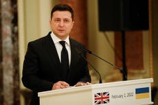Zelensky dice que Biden “observó desde la distancia” mientras Rusia invadía Ucrania