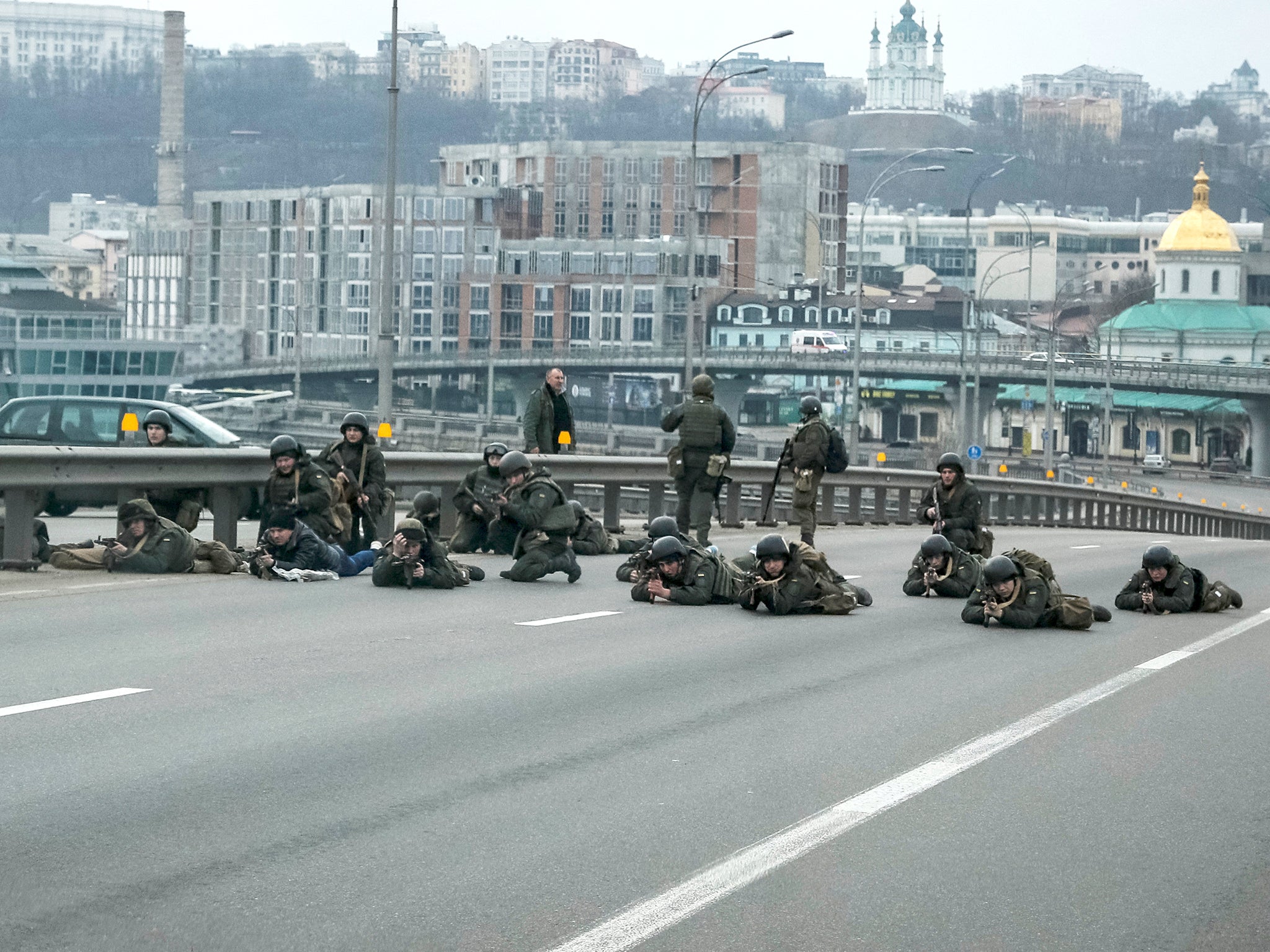 Militares de la Guardia Nacional ucraniana toman posiciones en el centro de Kyiv