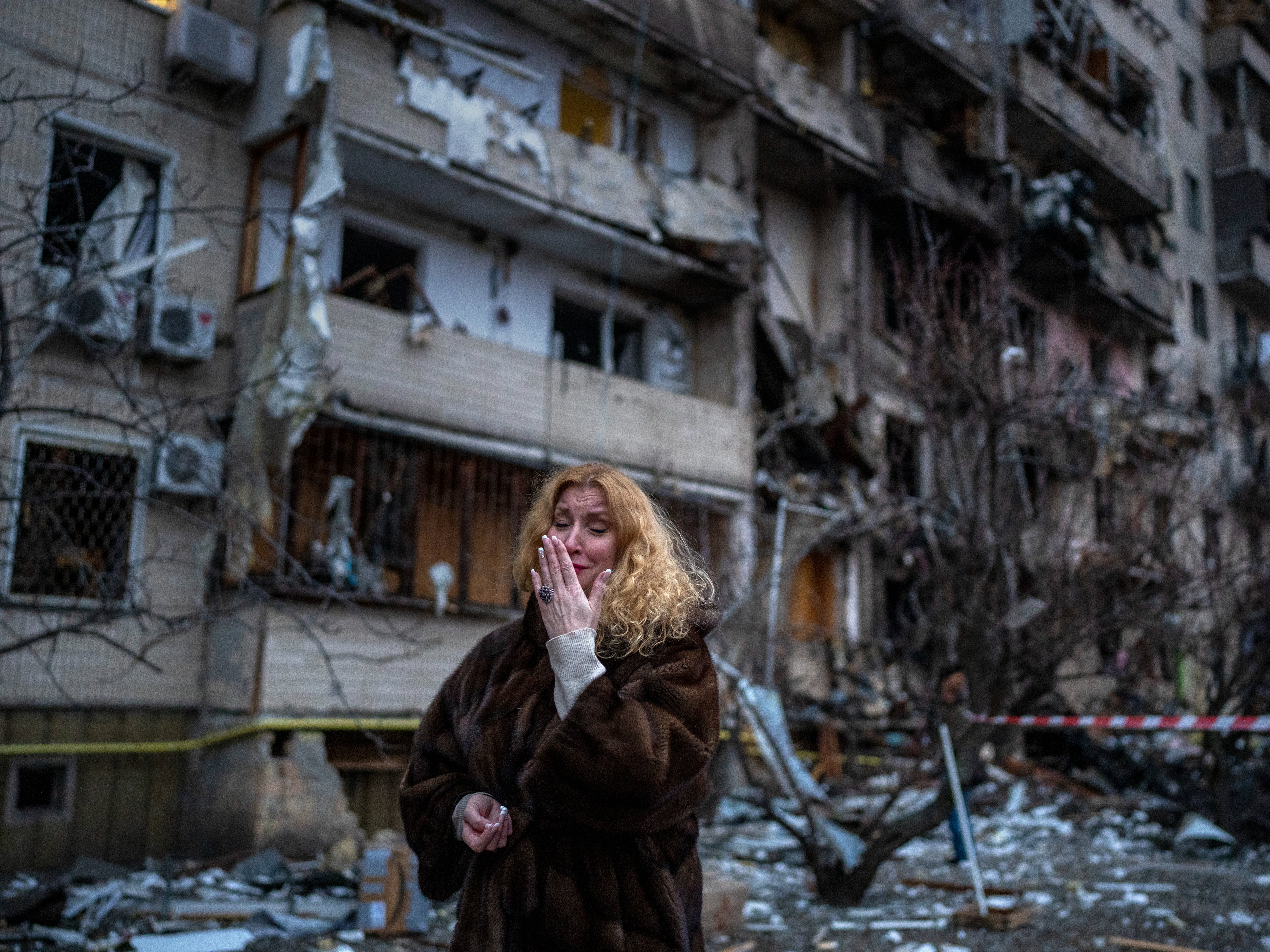 Natali Sevriukova reacciona junto a su casa tras un ataque con cohetes la ciudad de Kyiv