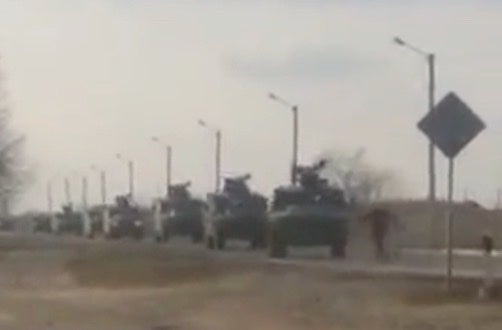 Se ve a un civil tratando de bloquear un convoy de tropas rusas en Ucrania