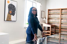 ¿Quién es Ketanji Brown Jackson, la primera mujer negra nominada a la Suprema Corte de EE.UU.?