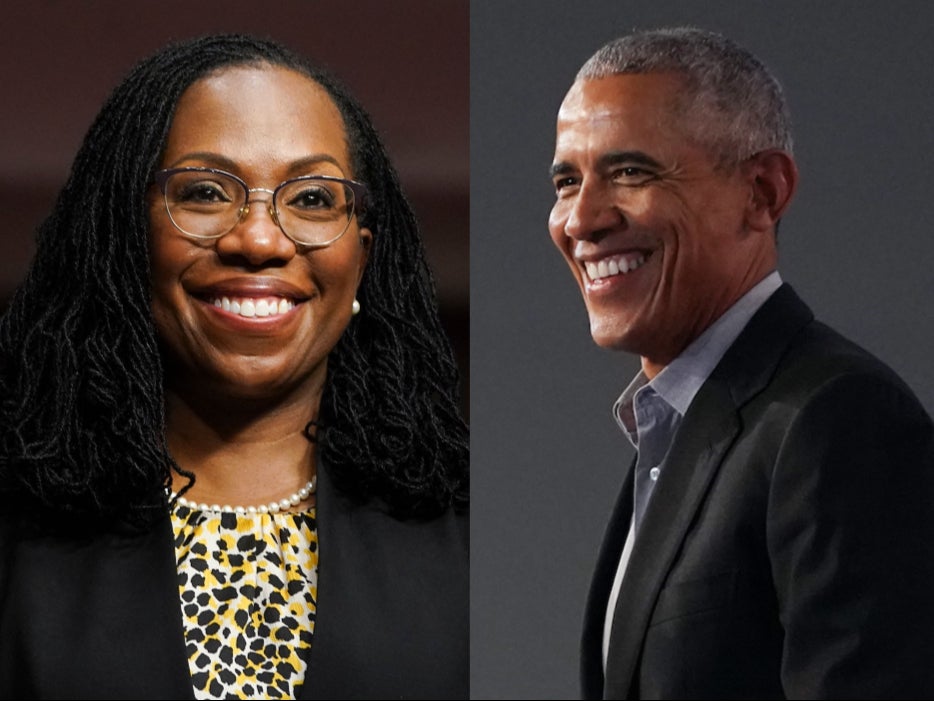 Barack Obama (derecha) felicitó a la jueza Ketanji Brown Jackson (izquierda) por su nominación al Tribunal Supremo