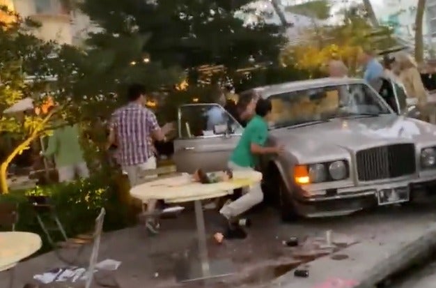 Bentley choca contra comensales en restaurante de Miami Beach