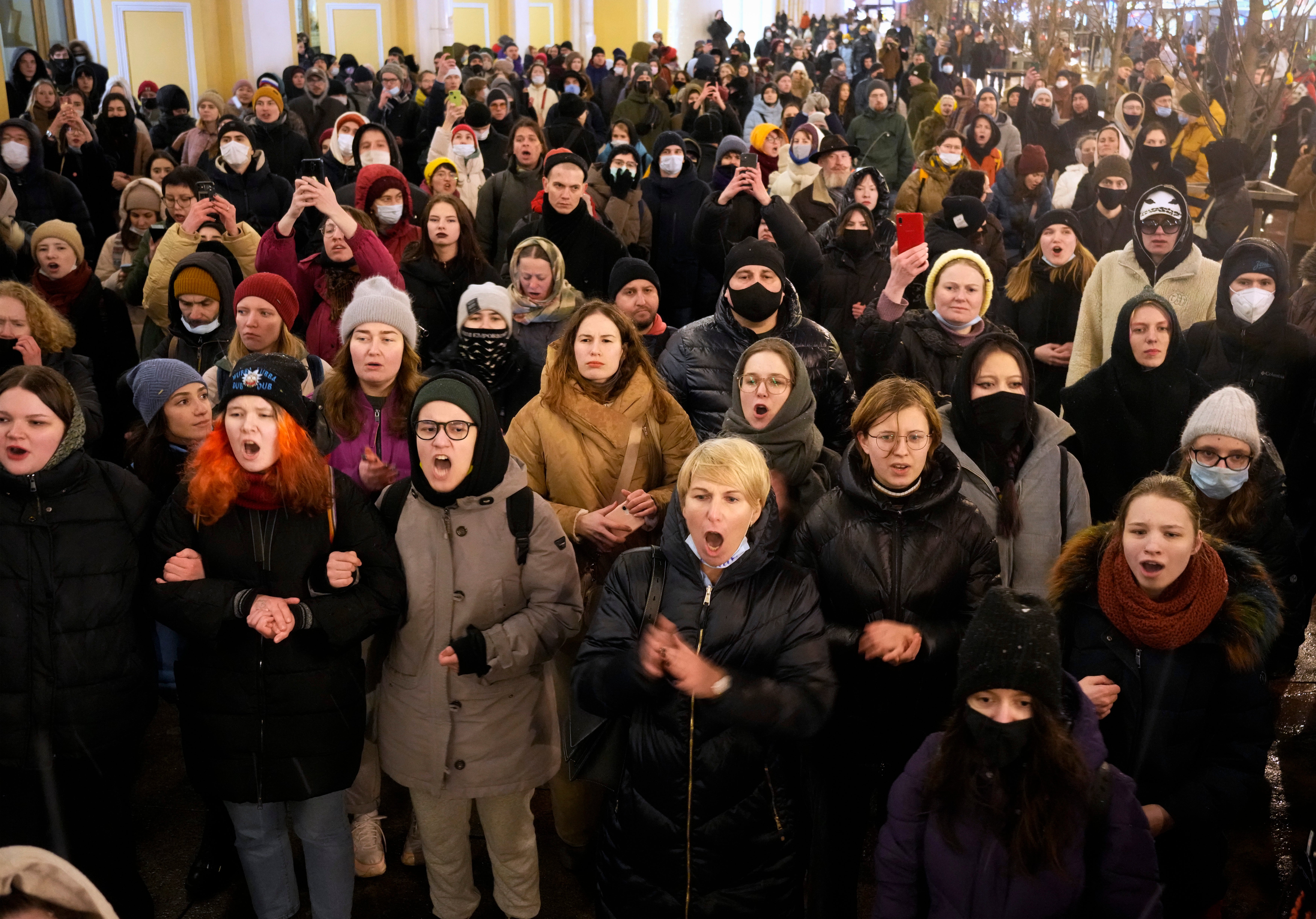 Manifestantes en San Petersburgo tras la invasión rusa de Ucrania