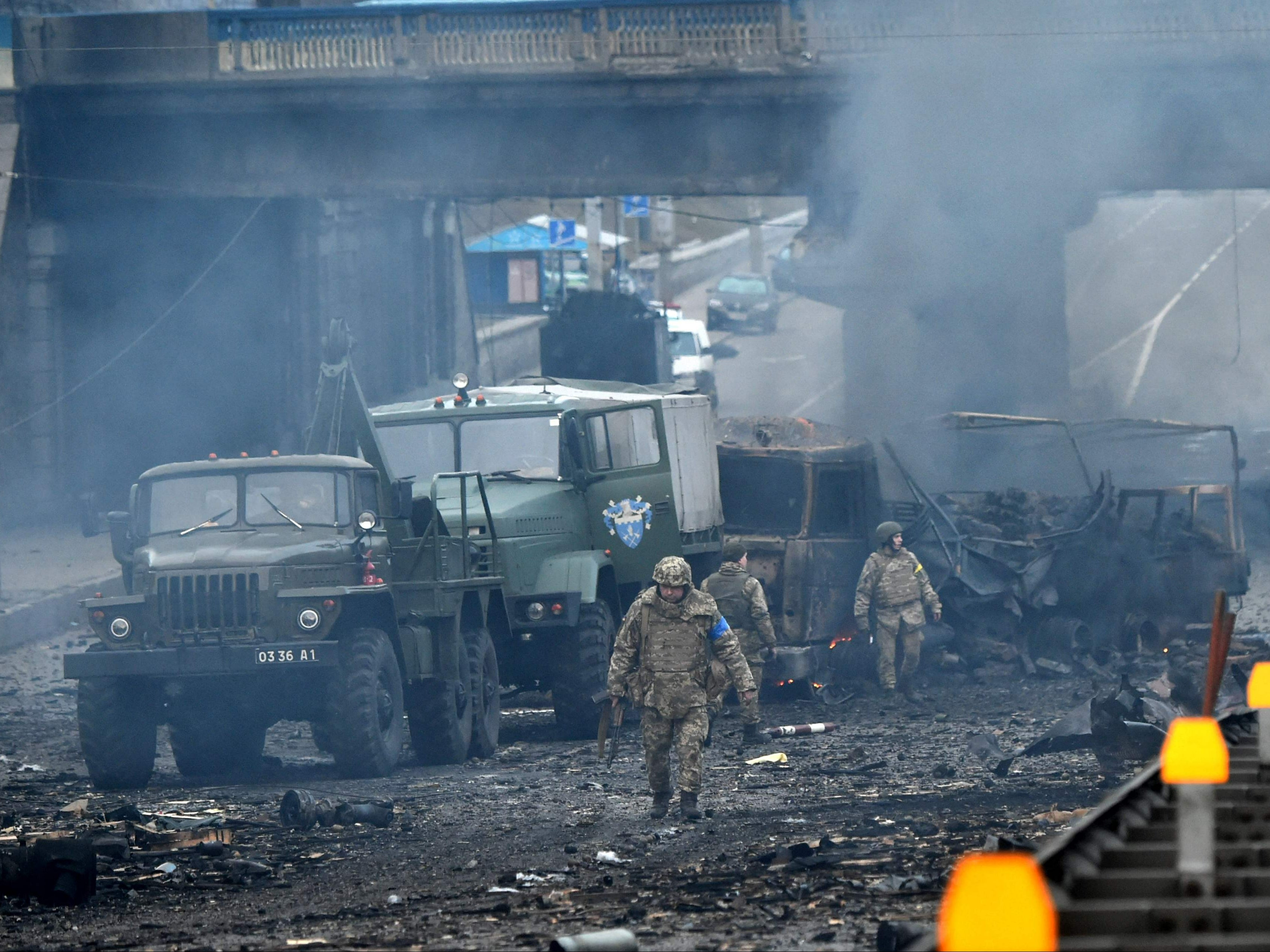 Se muestran miembros del servicio ucraniano en el sitio de pelea con un grupo de asalto ruso en la capital ucraniana de Kiev