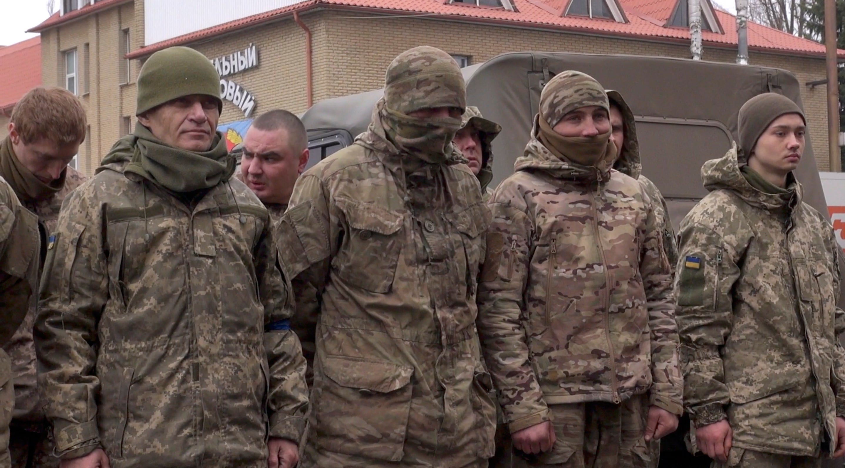 Soldados ucranianos capturados por los rusos en la República Popular de Lugansk autoproclamada al este de Ucrania el sábado