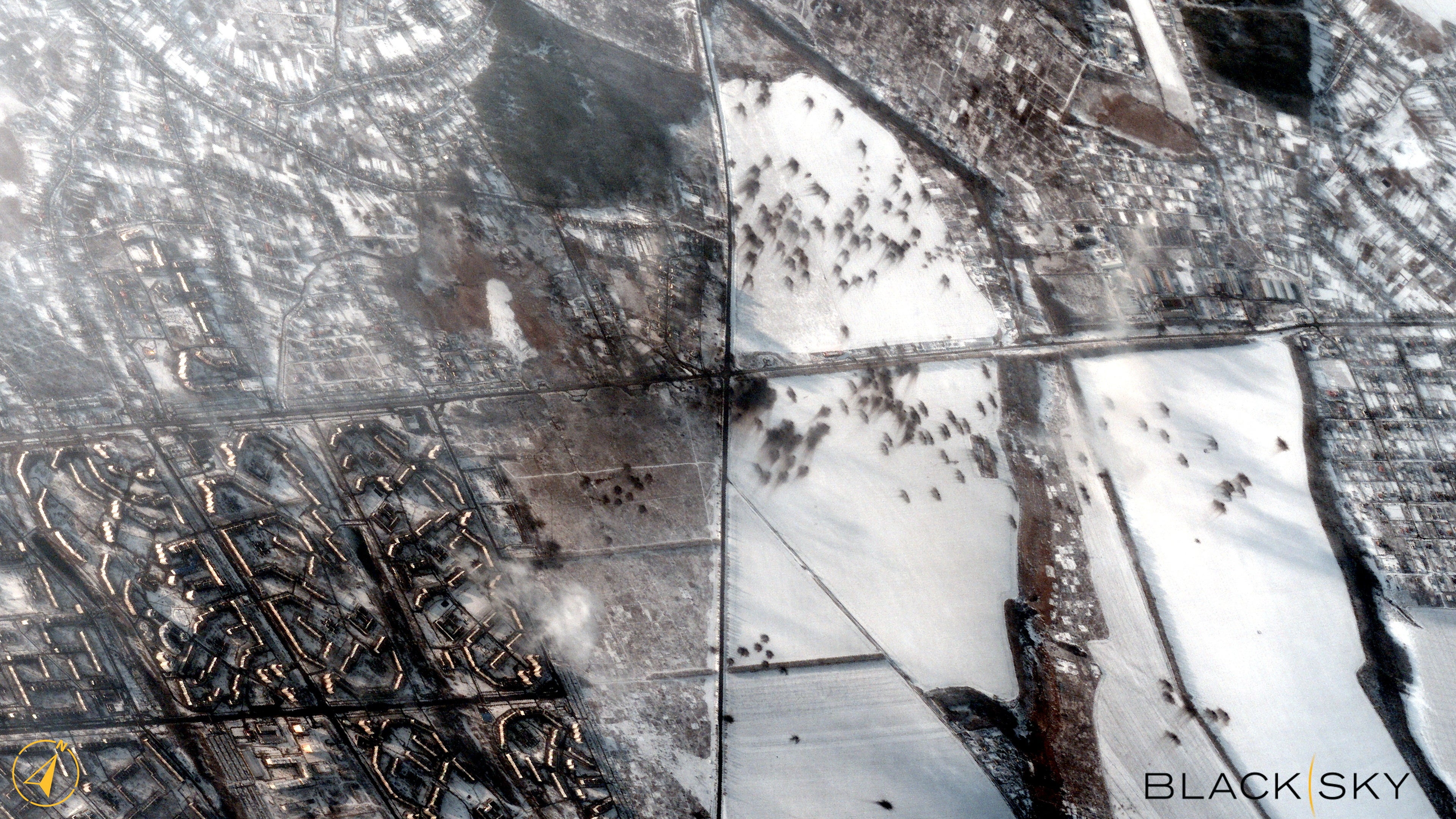 Una imagen de satélite muestra los efectos del bombardeo en los campos abiertos de la calle de Soborna en los suburbios al noreste de Járkov