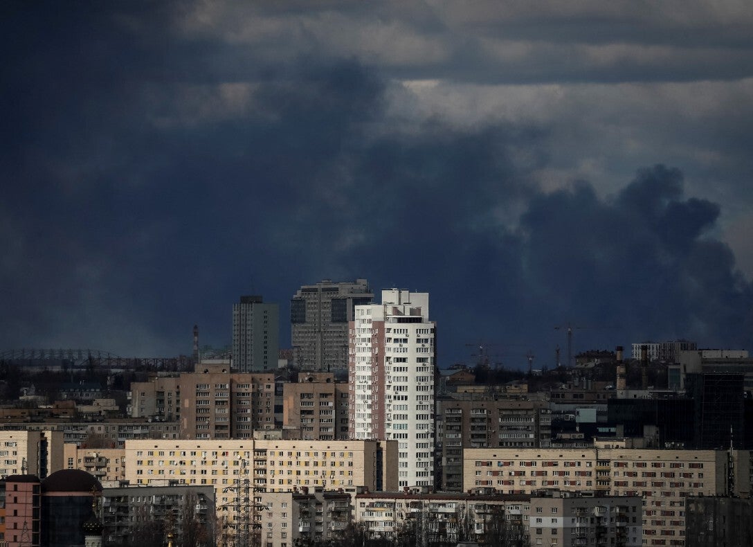 El humo se eleva sobre Kyiv tras el bombardeo de las fuerzas rusas