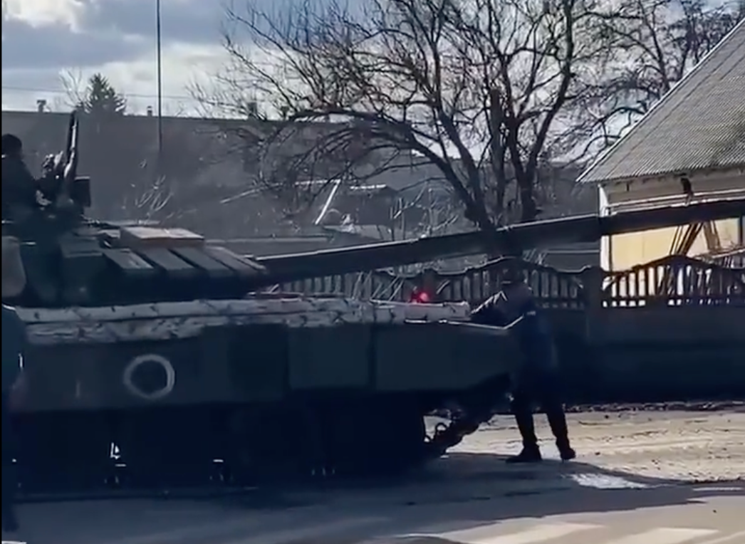 El hombre se paró frente al tanque ruso