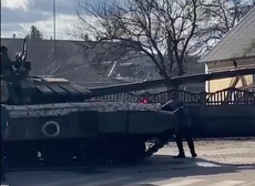 Graban a hombre ucraniano tratando de detener un tanque ruso con las manos