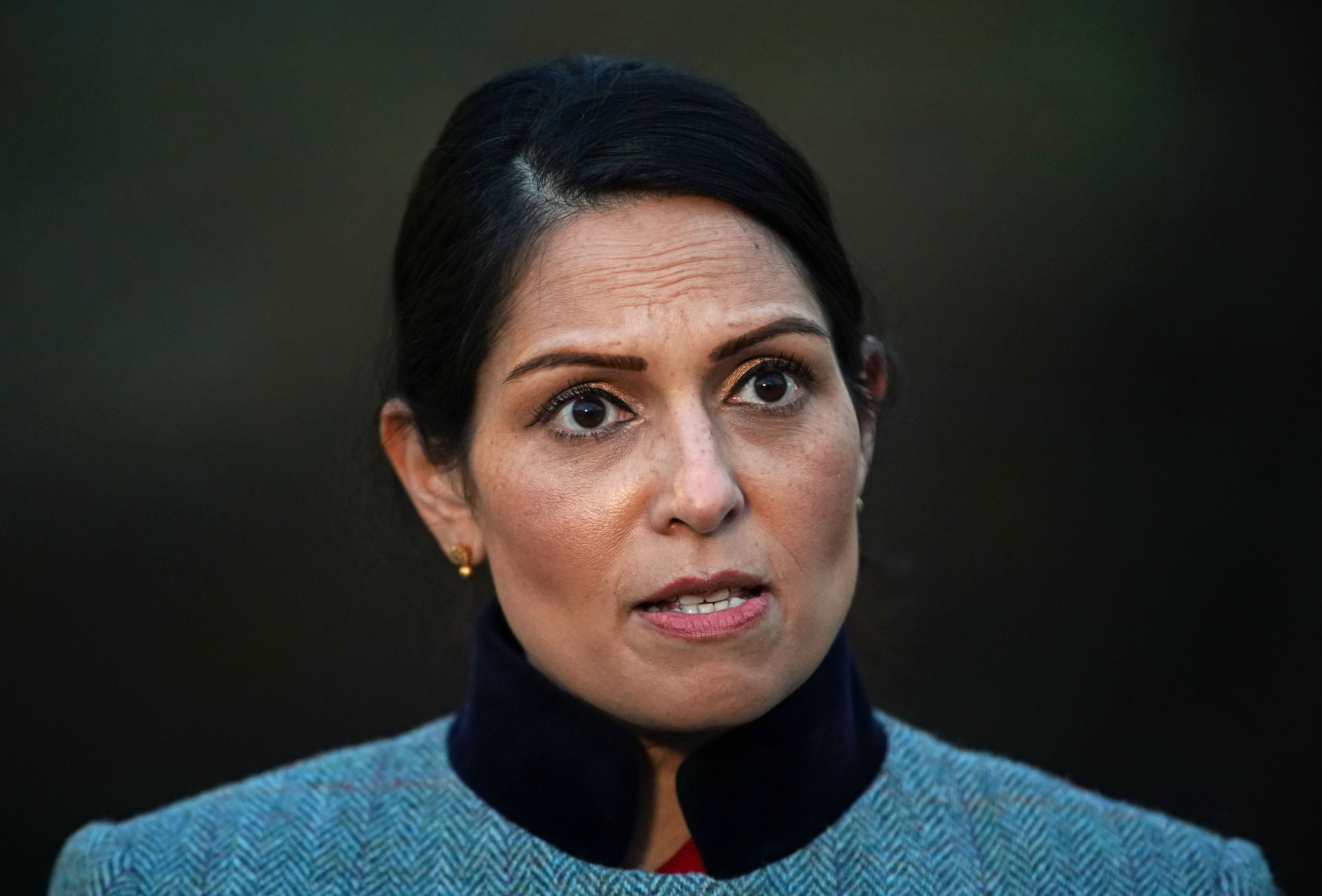 Priti Patel se niega a derogar requisitos de visa para refugiados ucranianos debido a “consejos de seguridad”