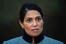 Priti Patel se niega a derogar requisitos de visa para refugiados ucranianos debido a “consejos de seguridad”