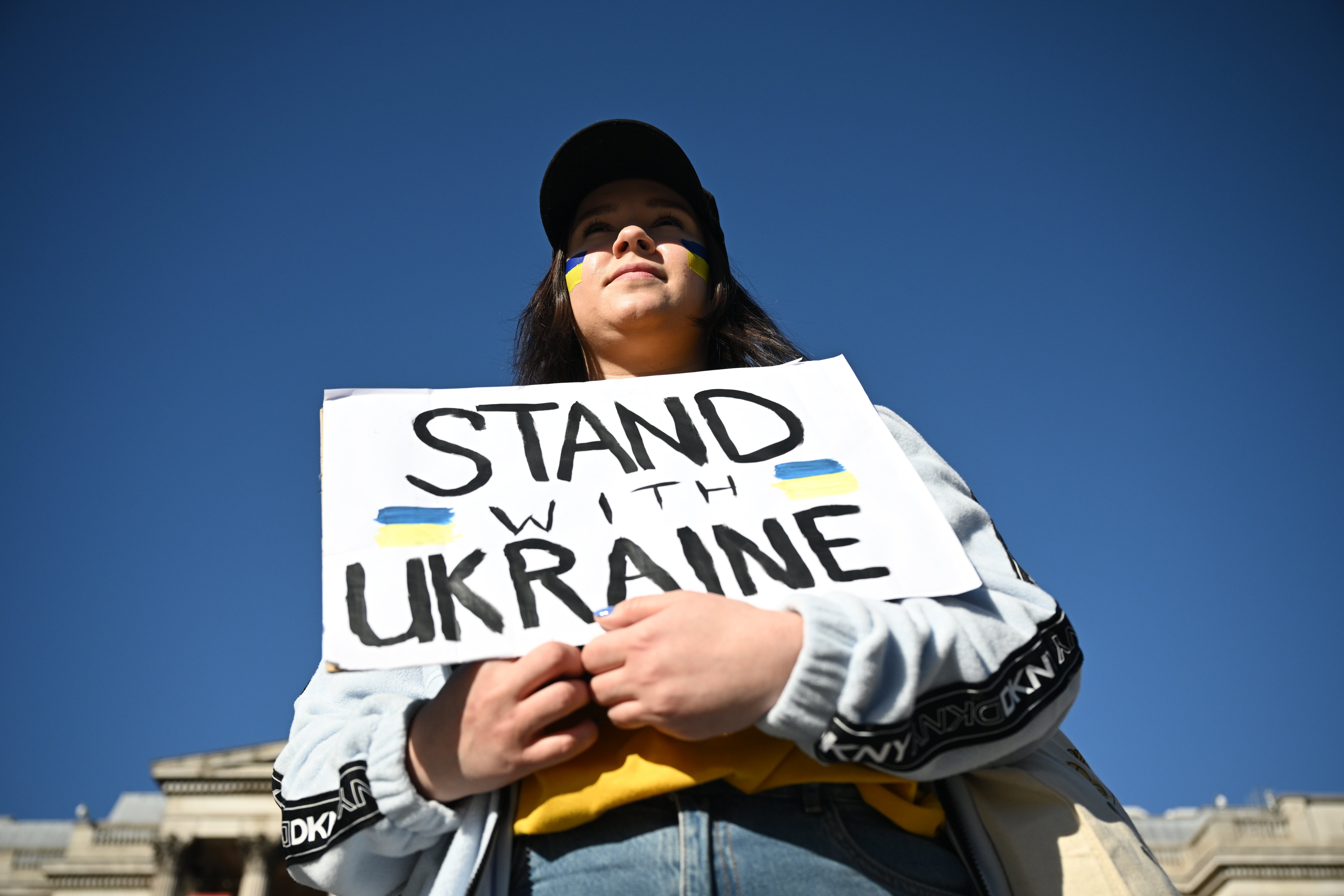 Personas en una manifestación para apoyar a Ucrania en la Trafalgar Square el 27 de febrero de 2022 en Londres
