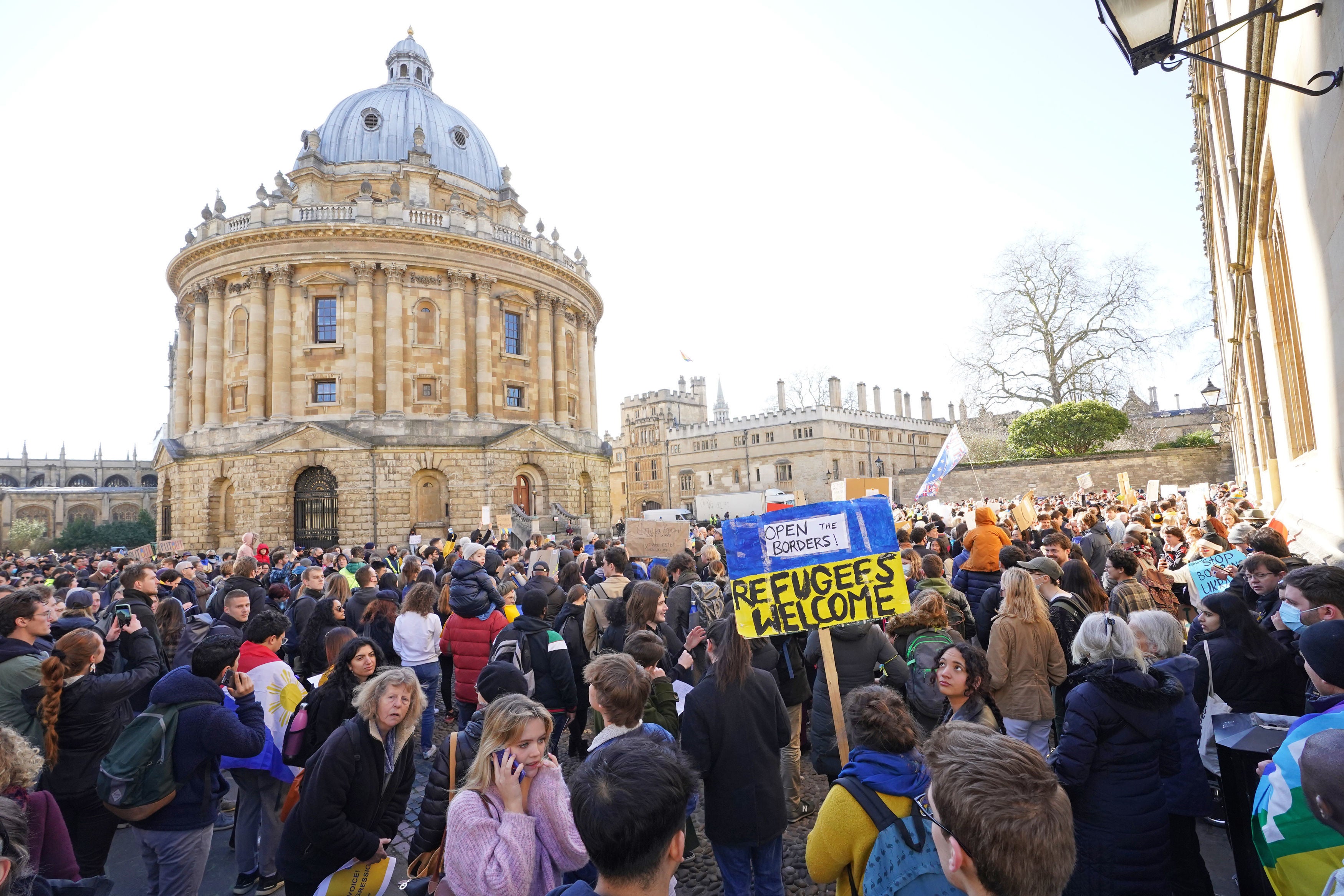 Personas forman parte de una manifestación fuera de la Radcliffe Camera en Oxford, para denunciar la invasión rusa de Ucrania