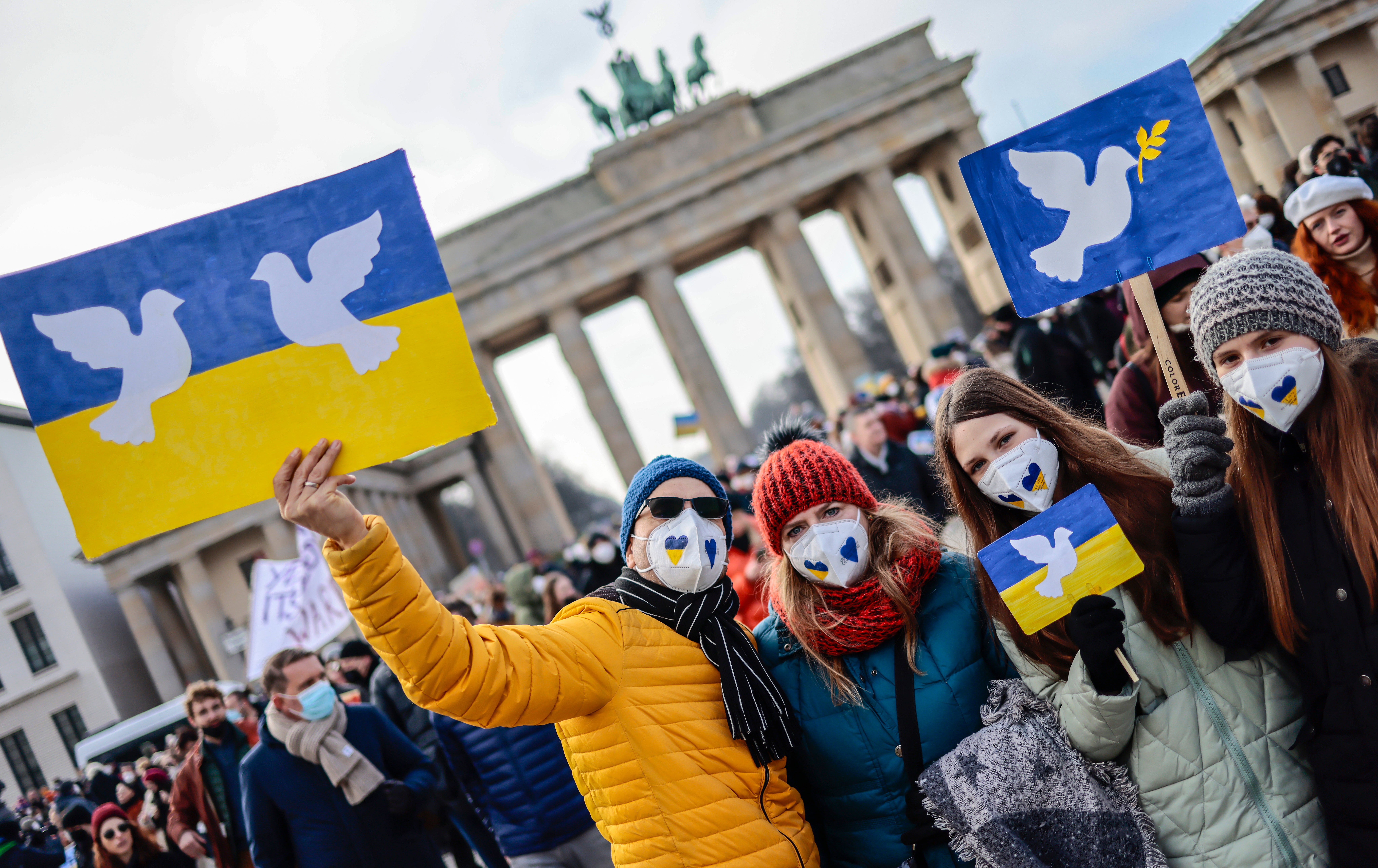Personas reunidas en la Puerta de Brandeburgo para protestar contra la guerra en Ucrania el 27 de febrero de 2022 en Berlín, Alemania