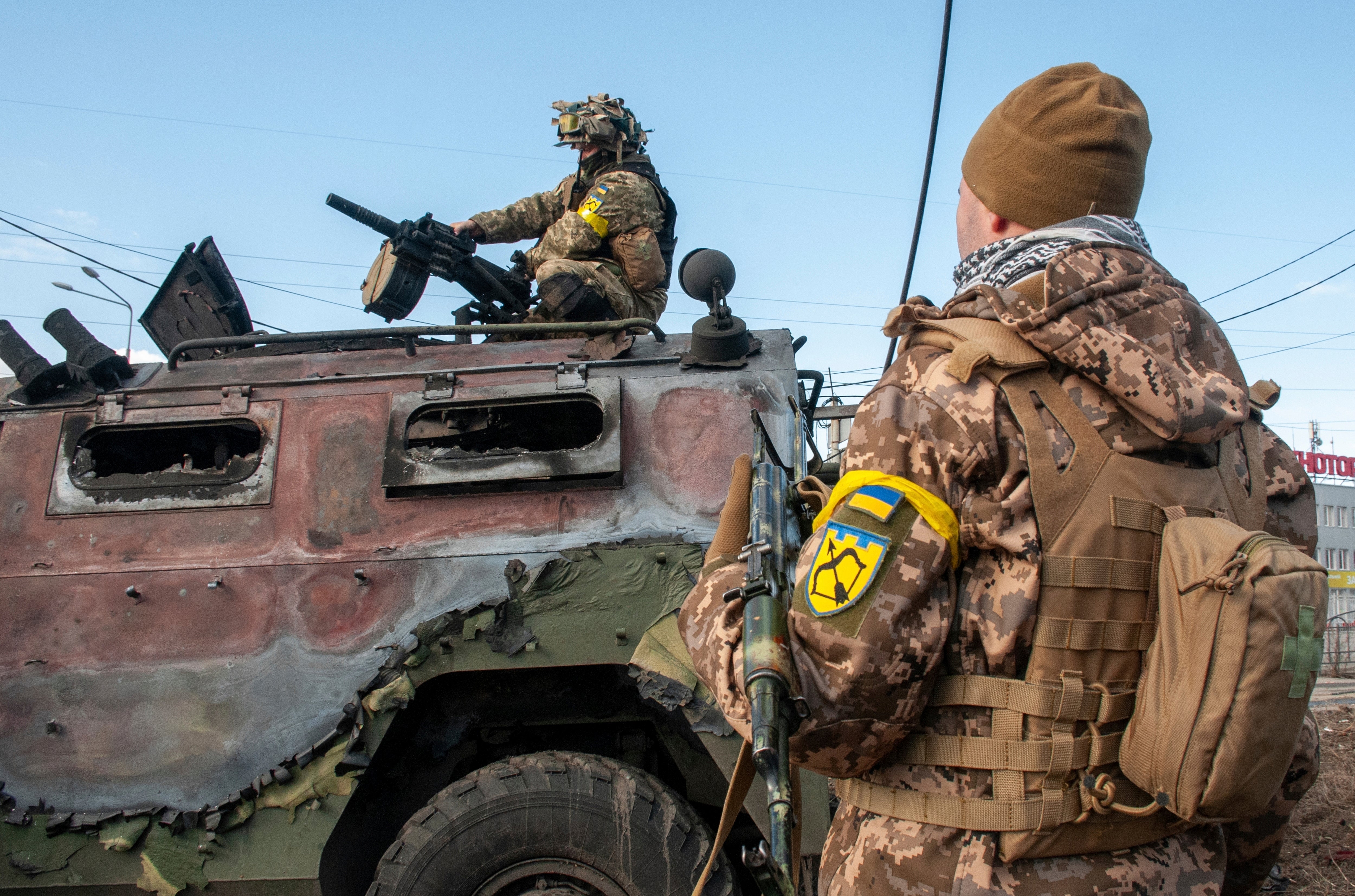 Soldados ucranianos inspeccionan un vehículo militar descompuesto después de pelear en Járkov, Ucrania, el domingo 27 de febrero de 2022