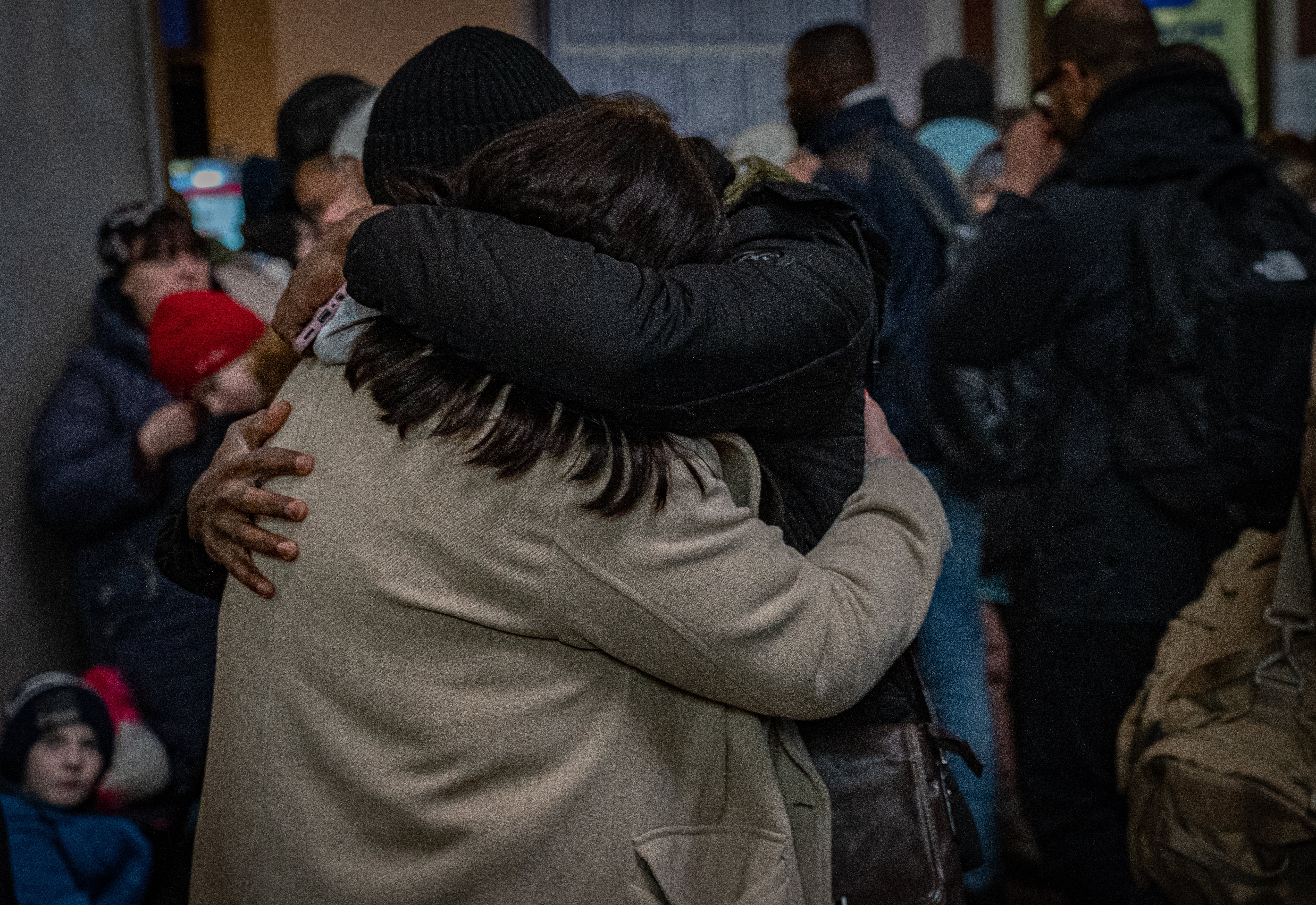 Una pareja se reúne en la estación de Lviv tras huir de la guerra