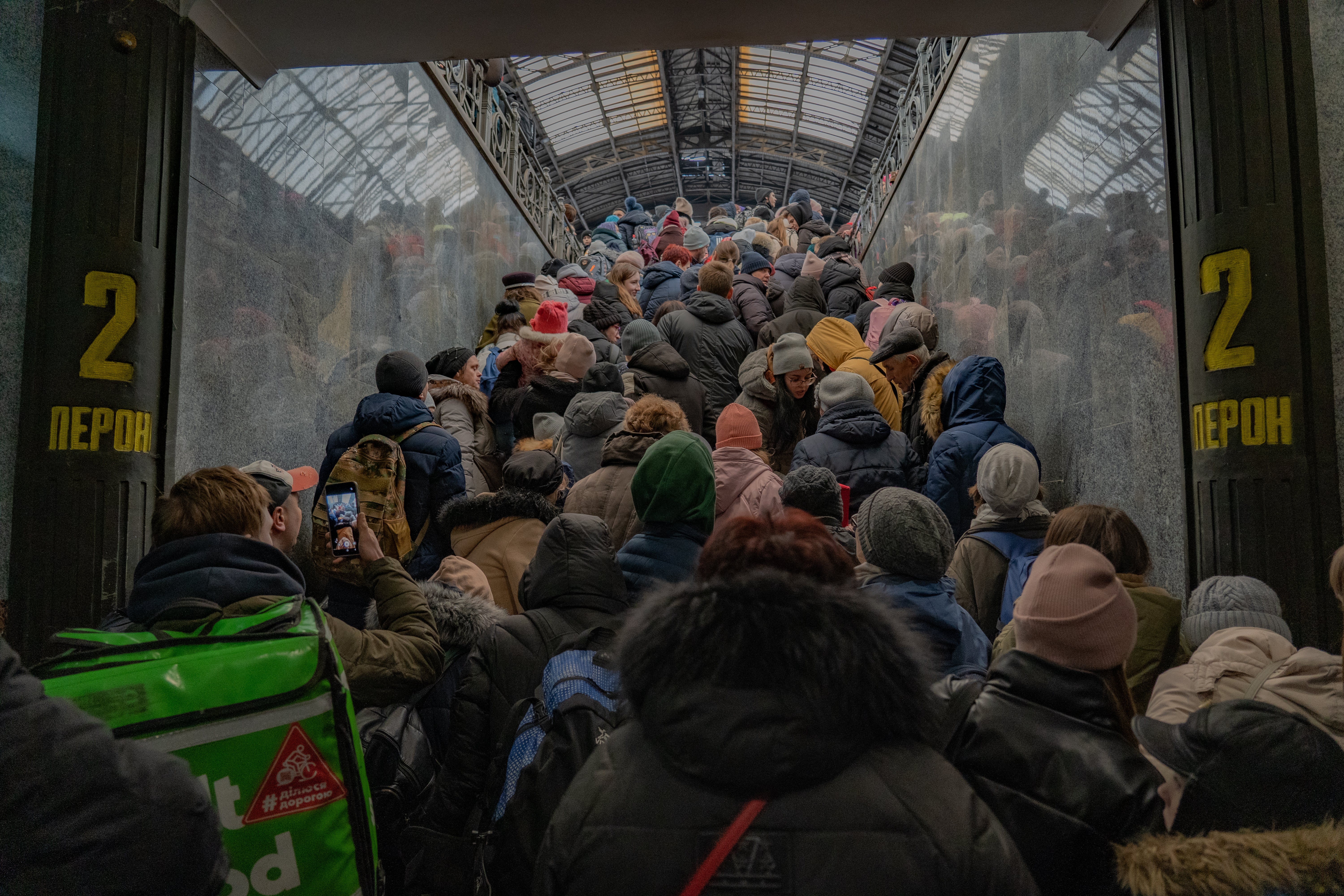 Cientos de personas se agolpan en la estación de Lviv para tratar de abordar un tren que los saque de Ucrania