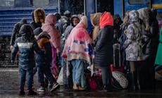 Miles de refugiados tratan de huir desesperadamente de  la guerra en Ucrania