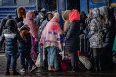 Miles de refugiados tratan de huir desesperadamente de la guerra en Ucrania