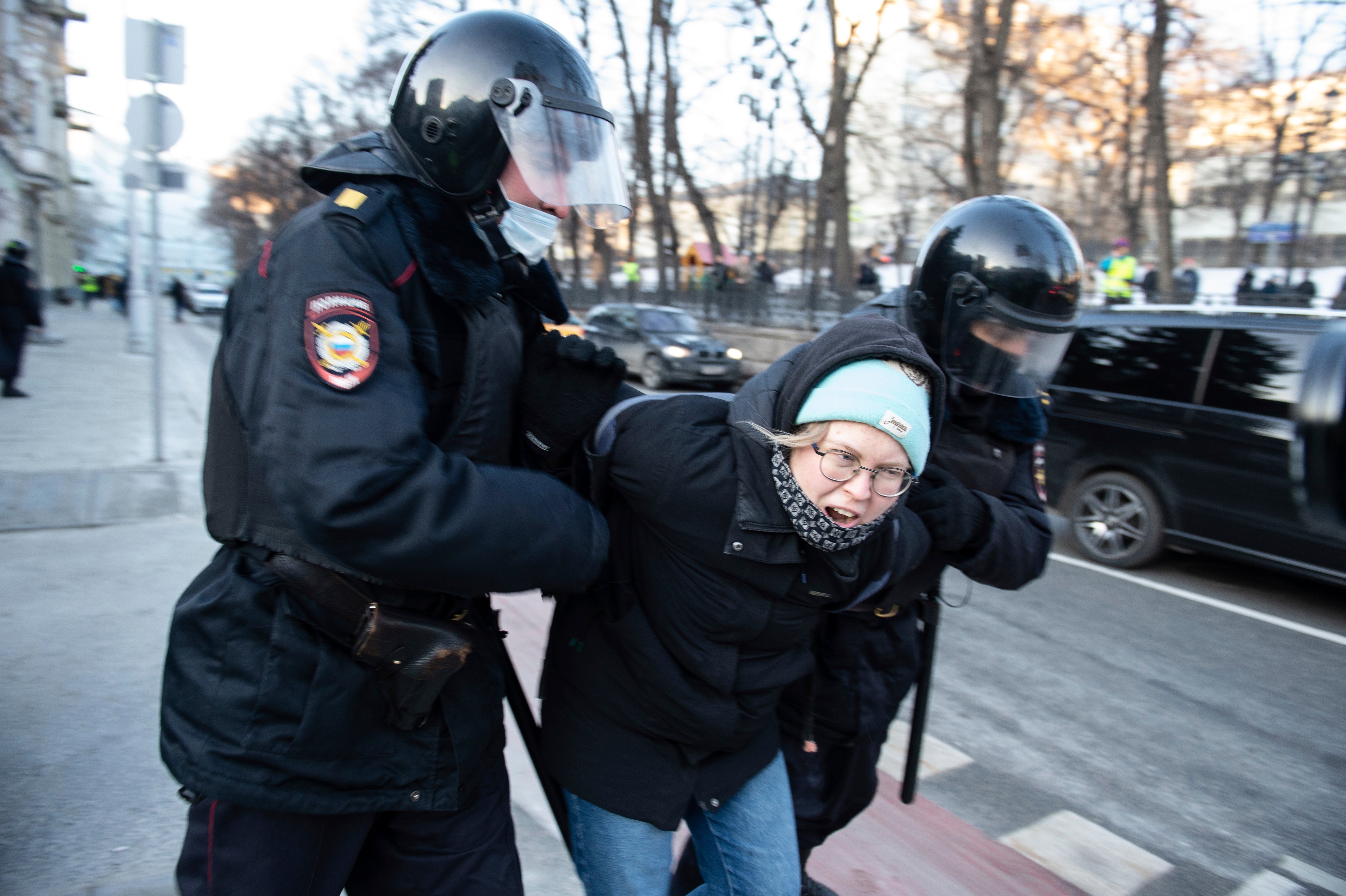La policía detiene a una manifestante en las protestas contra el ataque de Rusia a Ucrania, el domingo 27 de febrero de 2022, en Moscú, Rusia