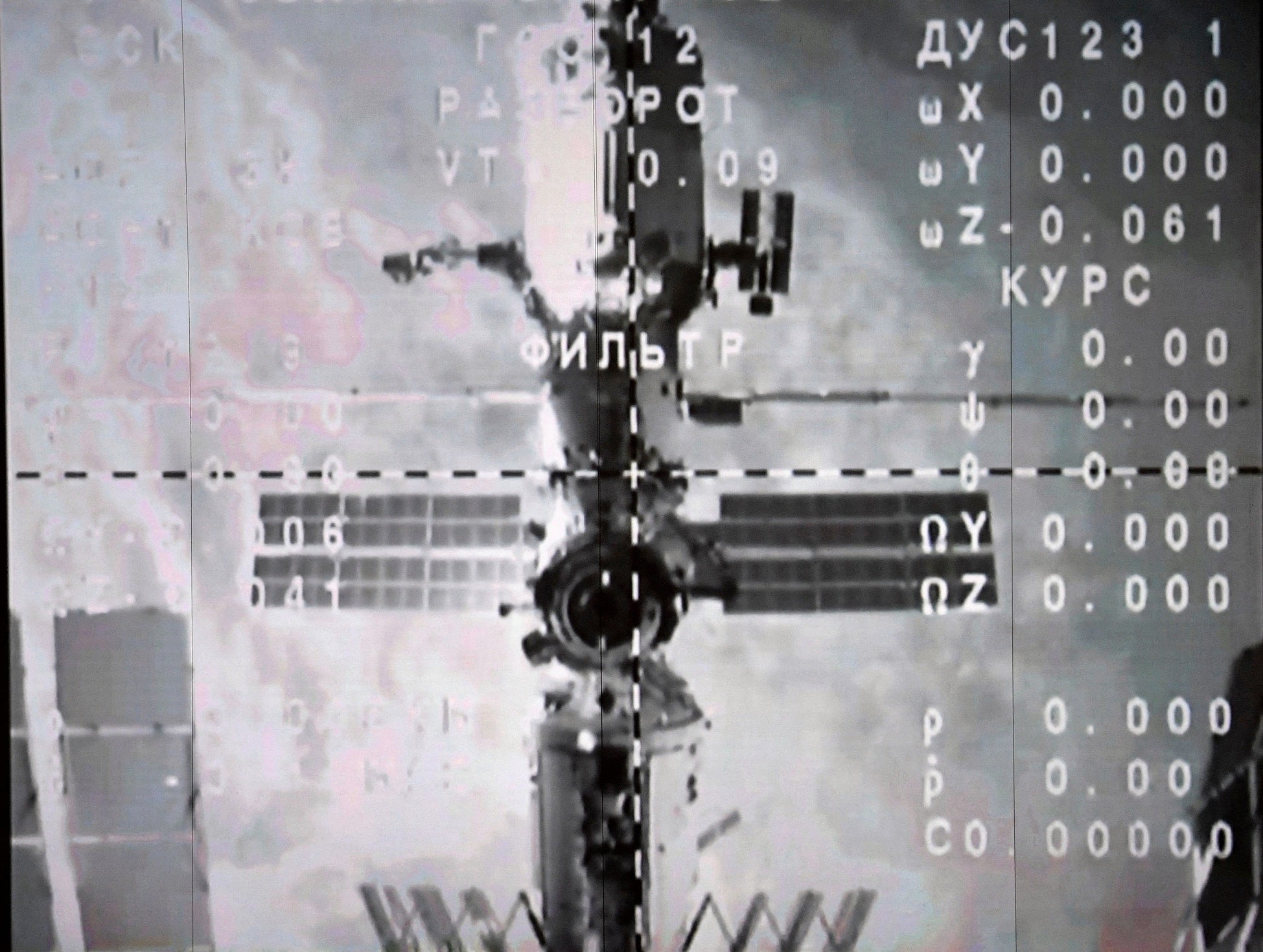 La ISS aparece en una pantalla después de que la nave espacial Soyuz MS-20 se desacoplara de la misma en diciembre del año pasado