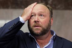 Alex Jones incumple orden judicial al no presentarse a la declaración de Sandy Hook