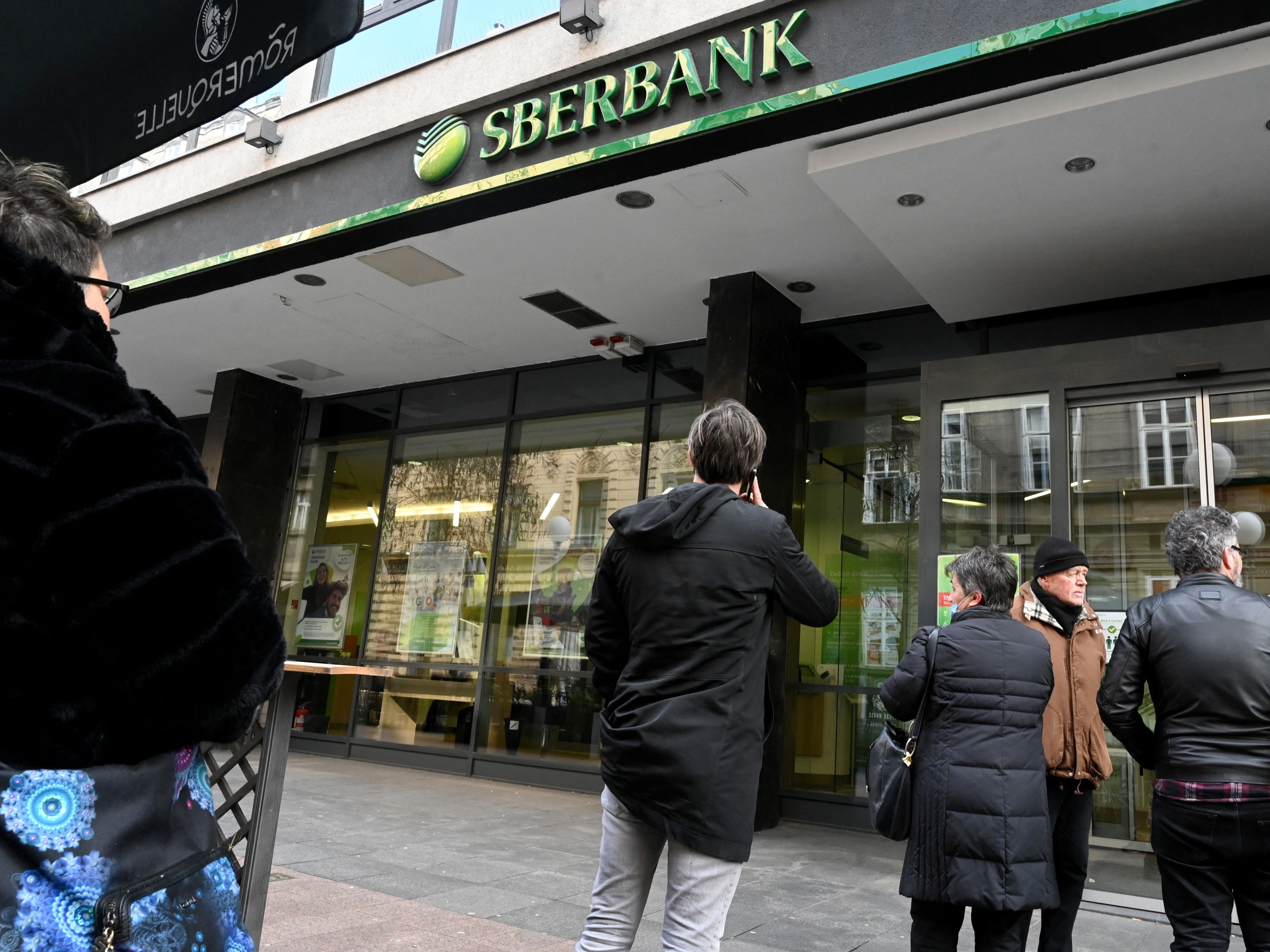 Rusia prohíbe a todos los residentes transferir dinero al extranjero en respuesta a las sanciones occidentales