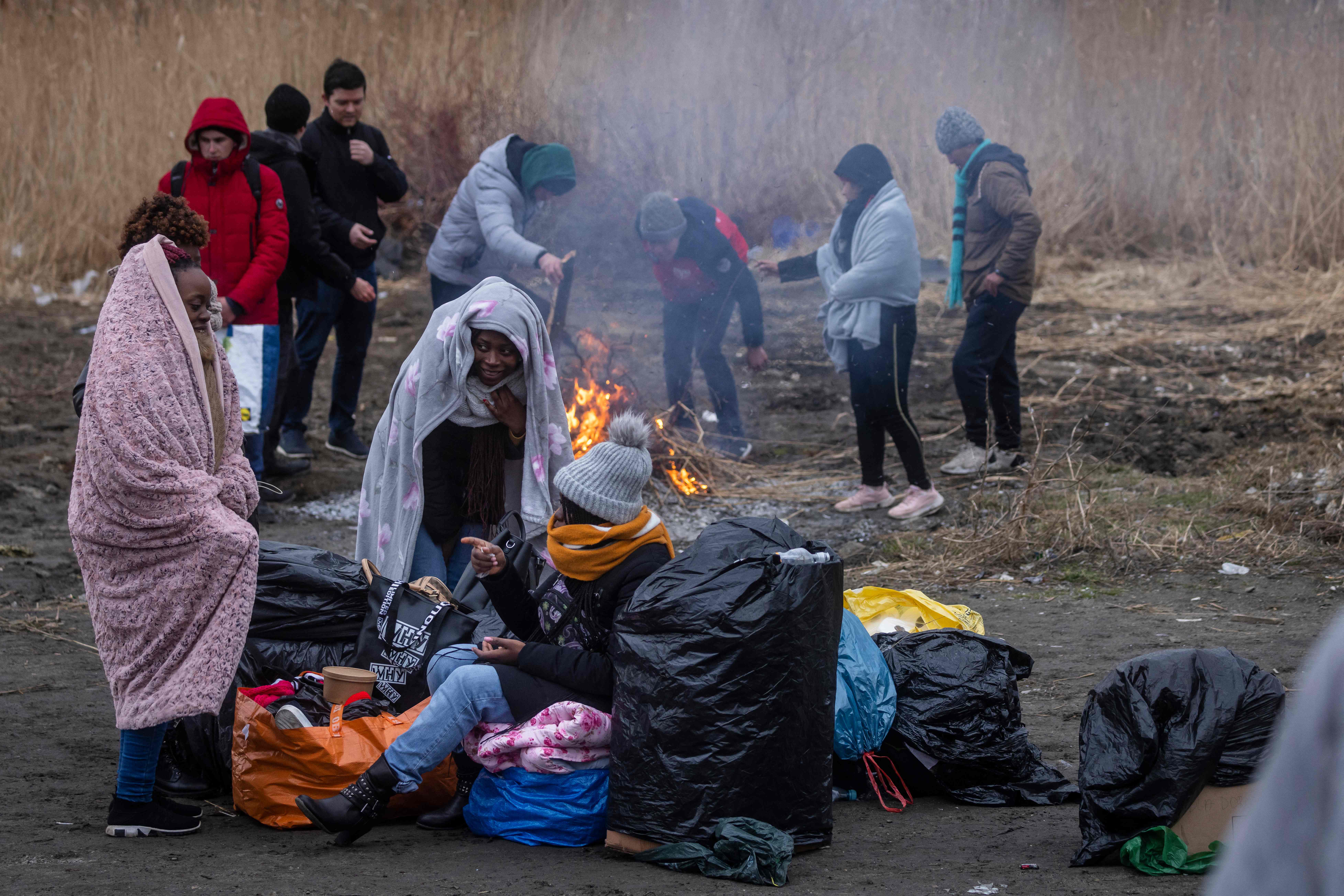 Refugiados de Ucrania en la frontera peatonal de Medyka, al oriente de Polonia, el 27 de febrero del 2022