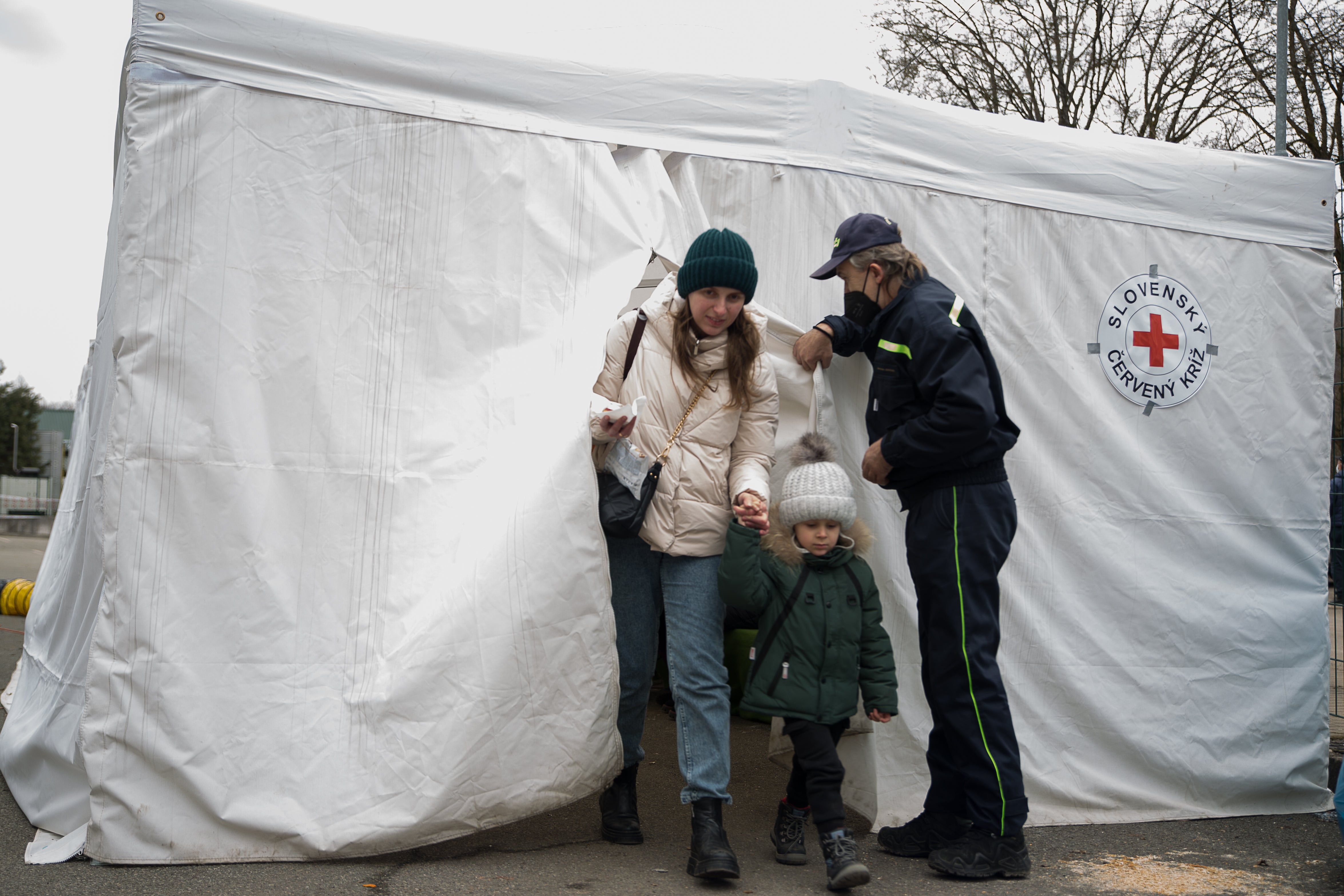 Una mujer deja una tienda instalada por la Cruz Roja eslovaca para que los refugiados descansen tras cruzar la frontera con Eslovaquia, en Ubla, el 26 de febrero de 2022