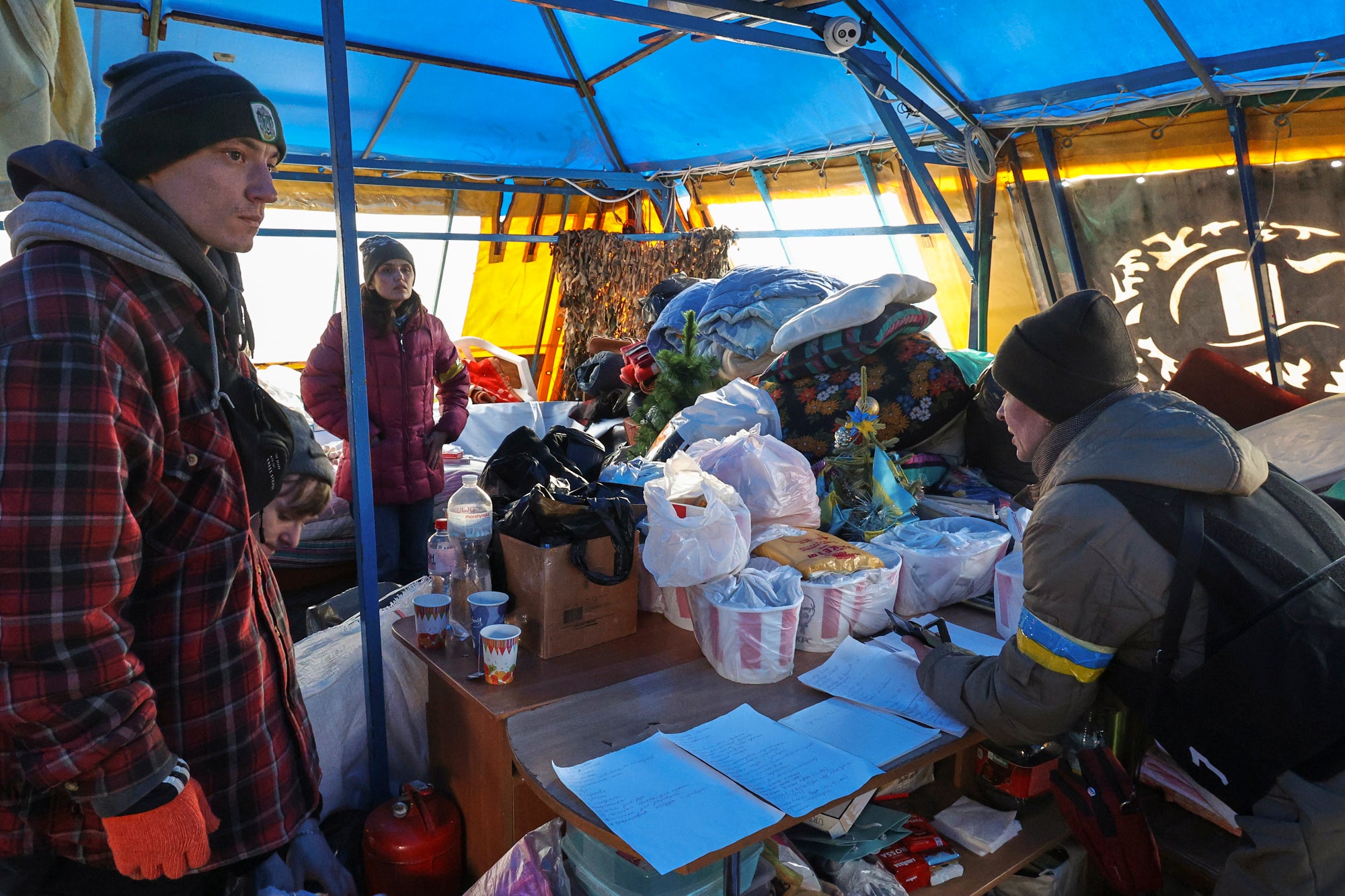 Ucranianos recolectan ayuda humanitaria en la ciudad de Kharkiv, el 27 de febrero de 2022