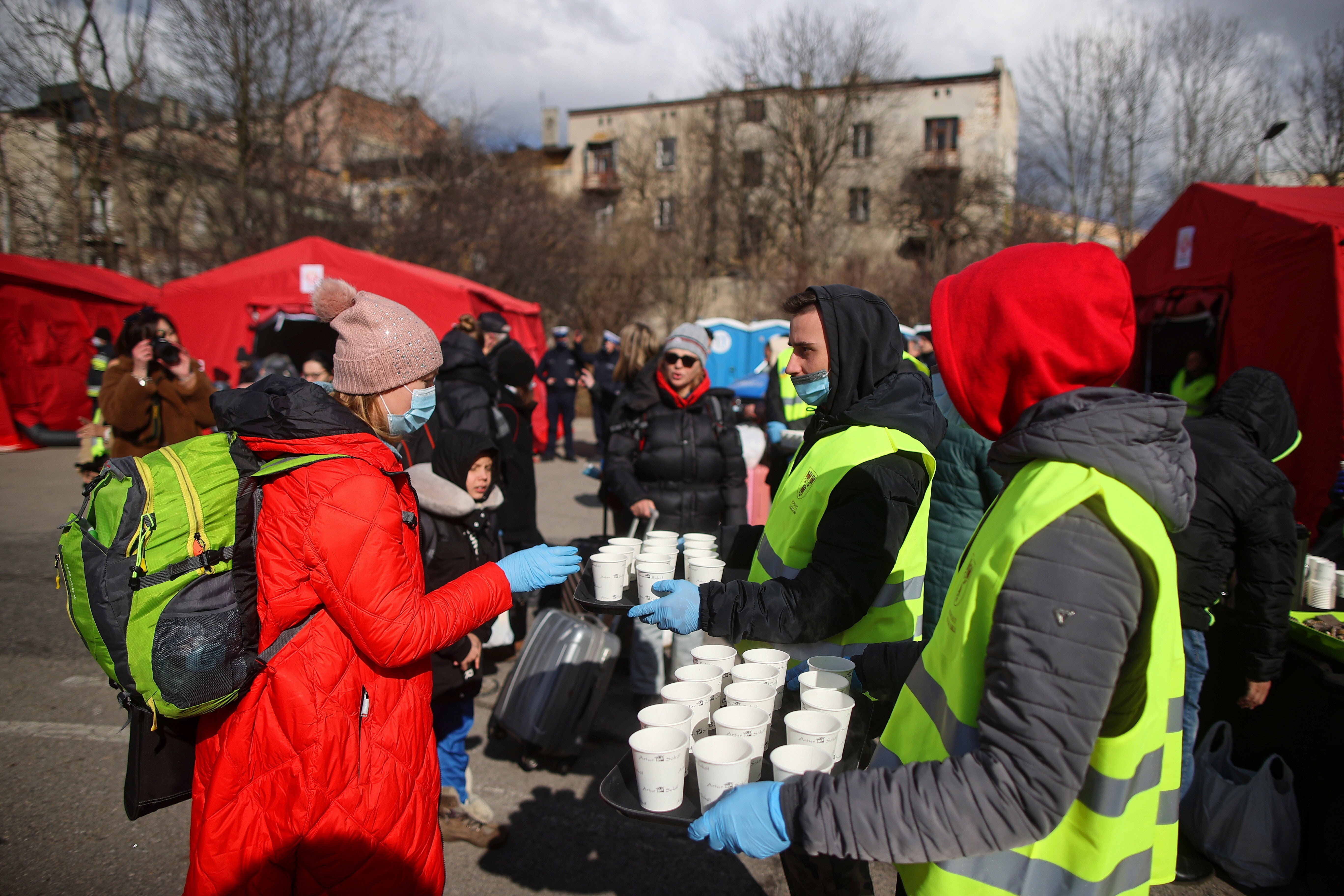 Ucranianos llegan en un tren humanitario desde Lviv a Olkusz, Polonia, el 28 de febrero de 2022