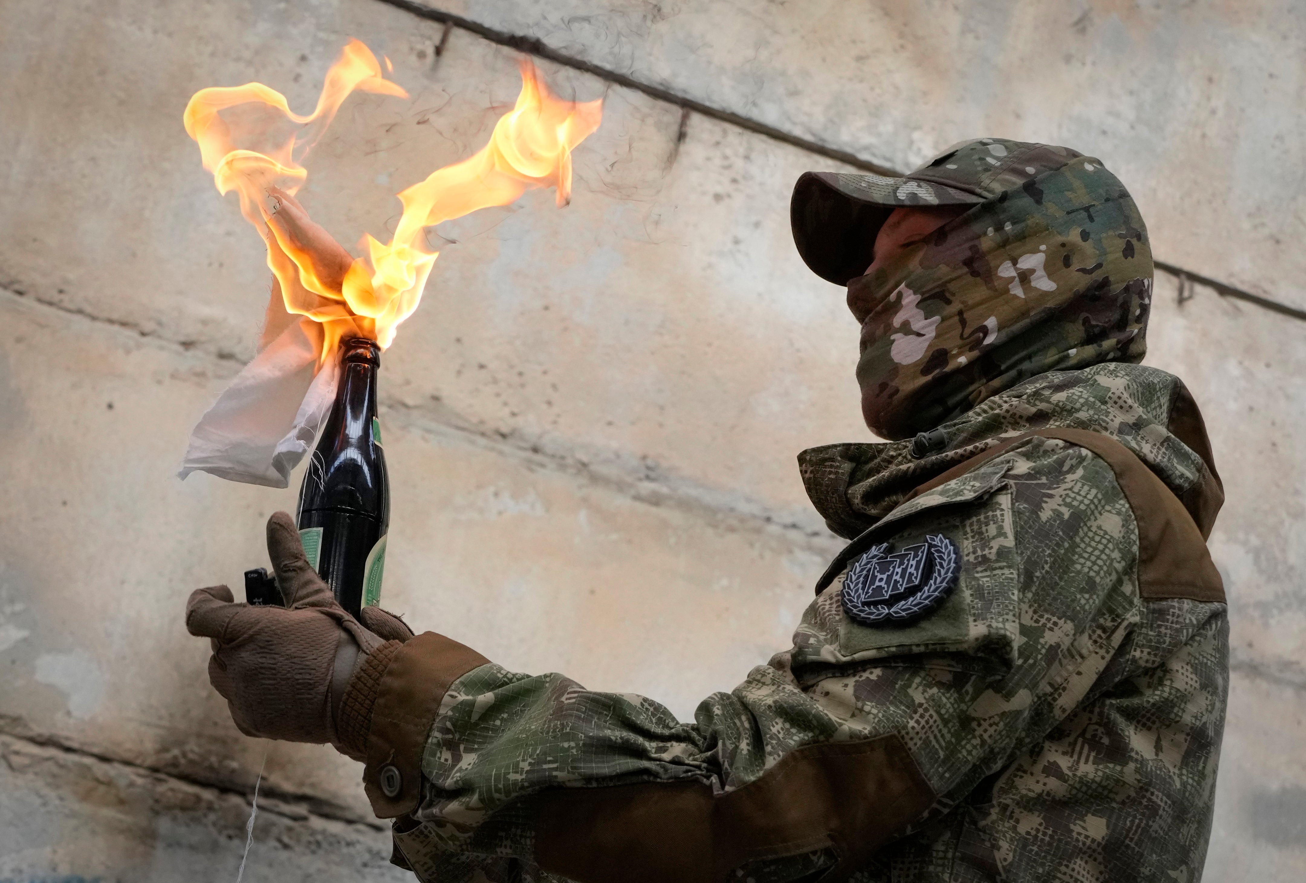 Un residente prepara un cóctel molotov en un campamento de entrenamiento formado completamente por ucranianos