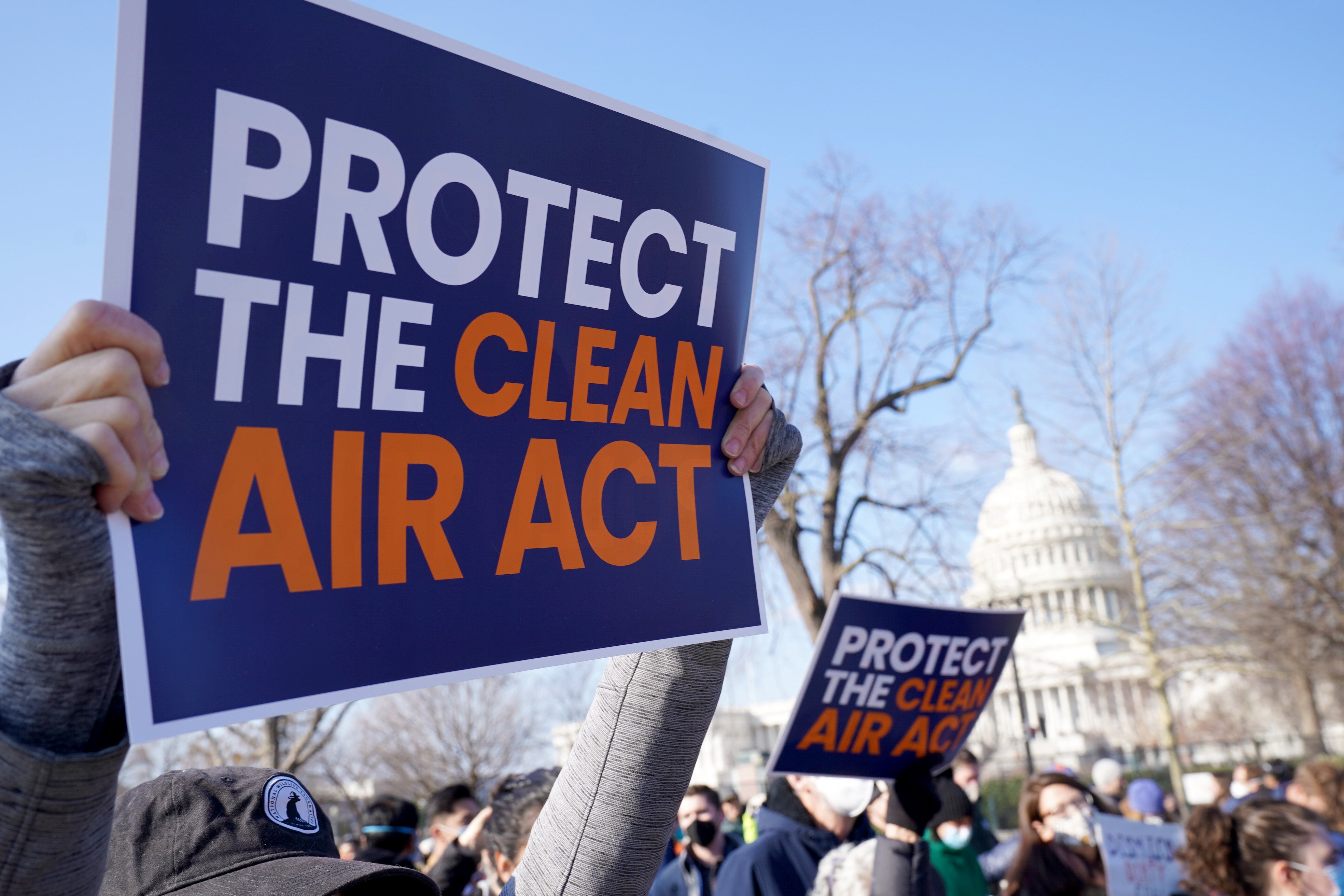 Los activistas climáticos se concentran en el exterior mientras el Tribunal Supremo escucha a las empresas del carbón y a sus aliados partidistas, que intentan eliminar la Ley de Aire Limpio y bloquear la acción climática el lunes