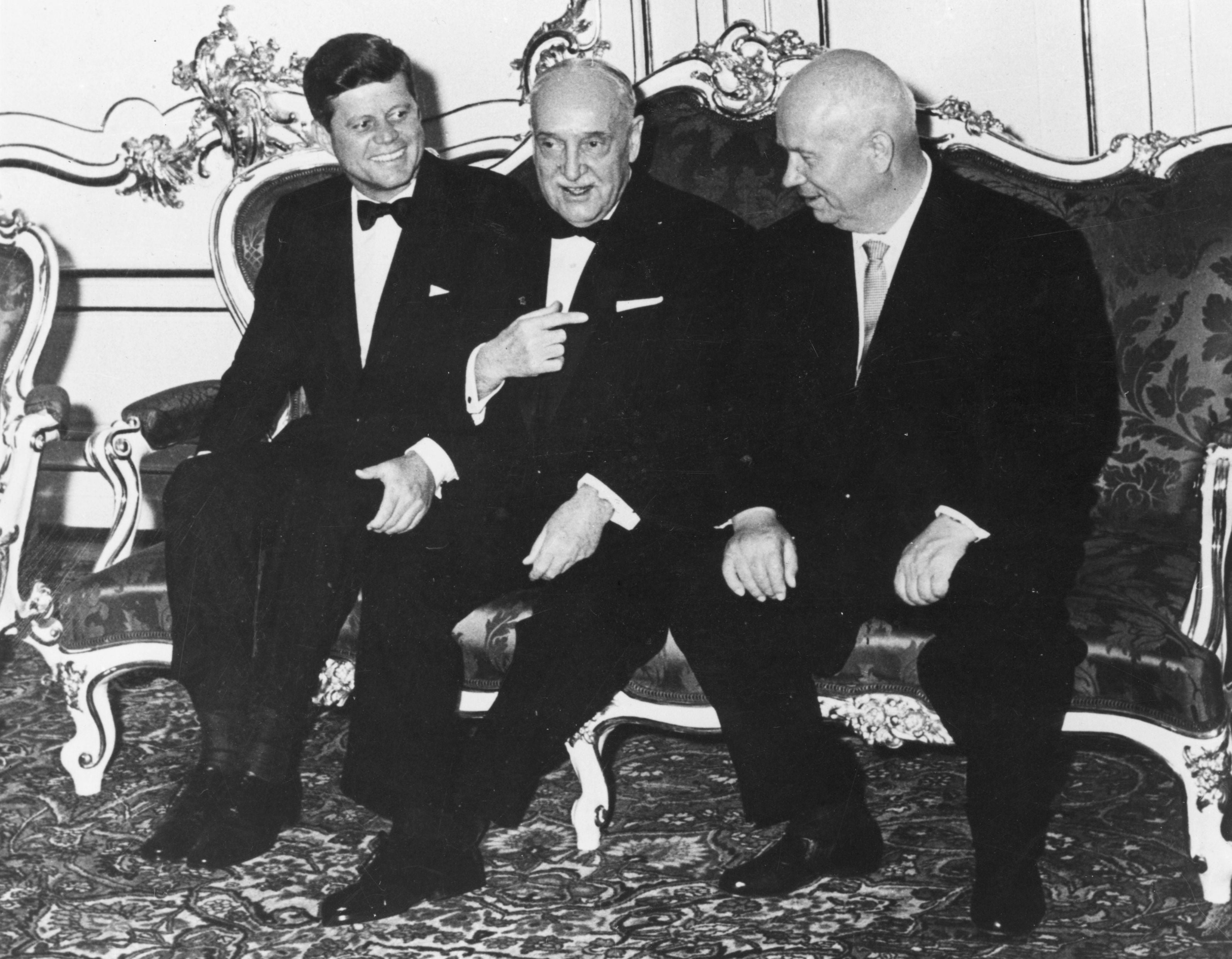 Nina Kruscheva dice que John F Kennedy y Nikita Kruschev, en la fotografía sentados con Adolf Schärf de Austria (en el centro) en 1961, estaban atados por el miedo de una destrucción nuclear