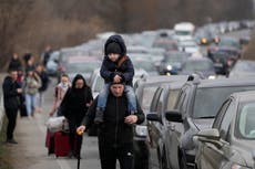 Ucranianos le escapan a la guerra en auto, tren o a pie