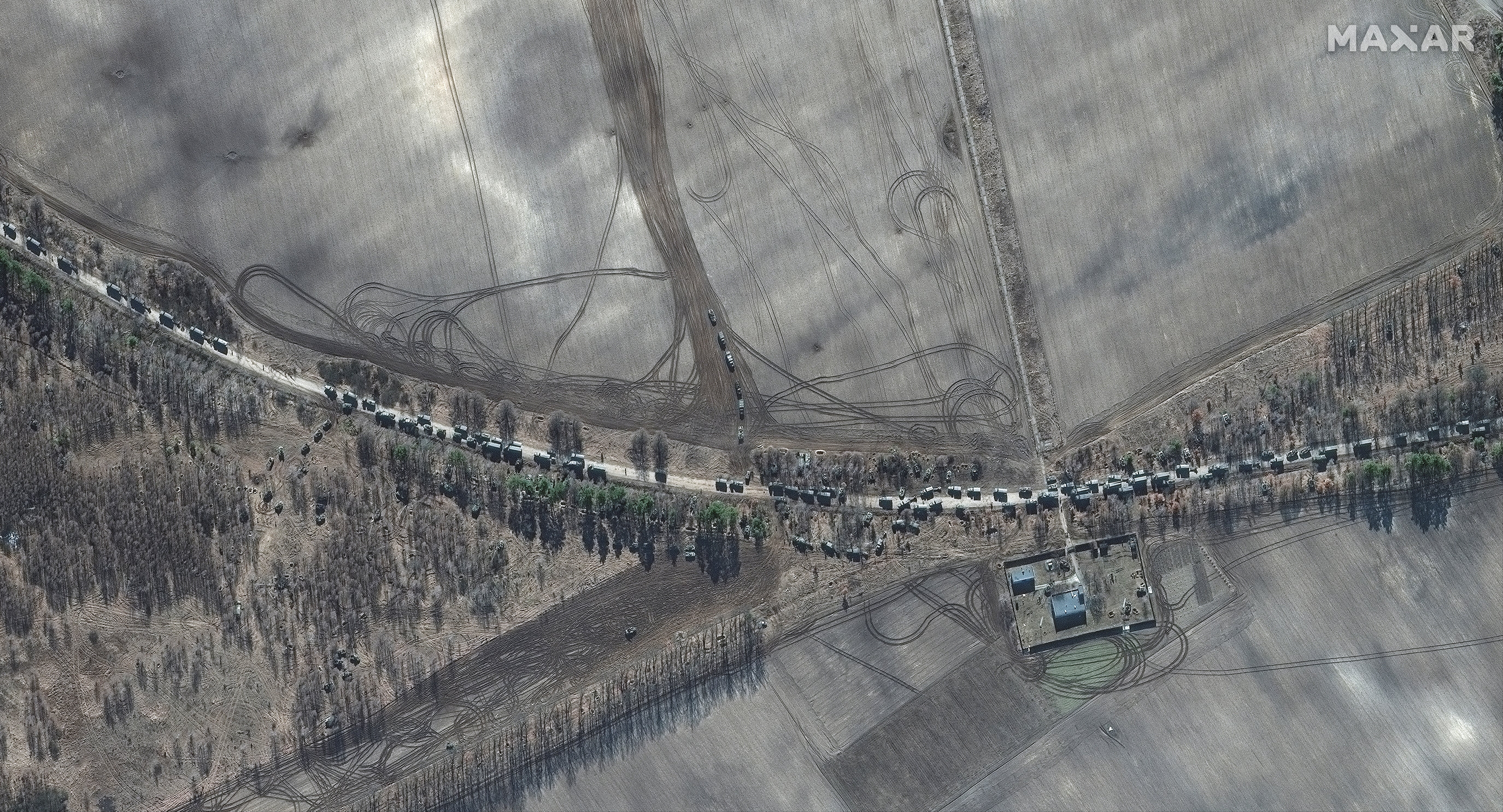 Una imagen satelital muestra el extremo sur del convoy de camiones de artillería blindados, al este del aeropuerto de Antonov, Ucrania