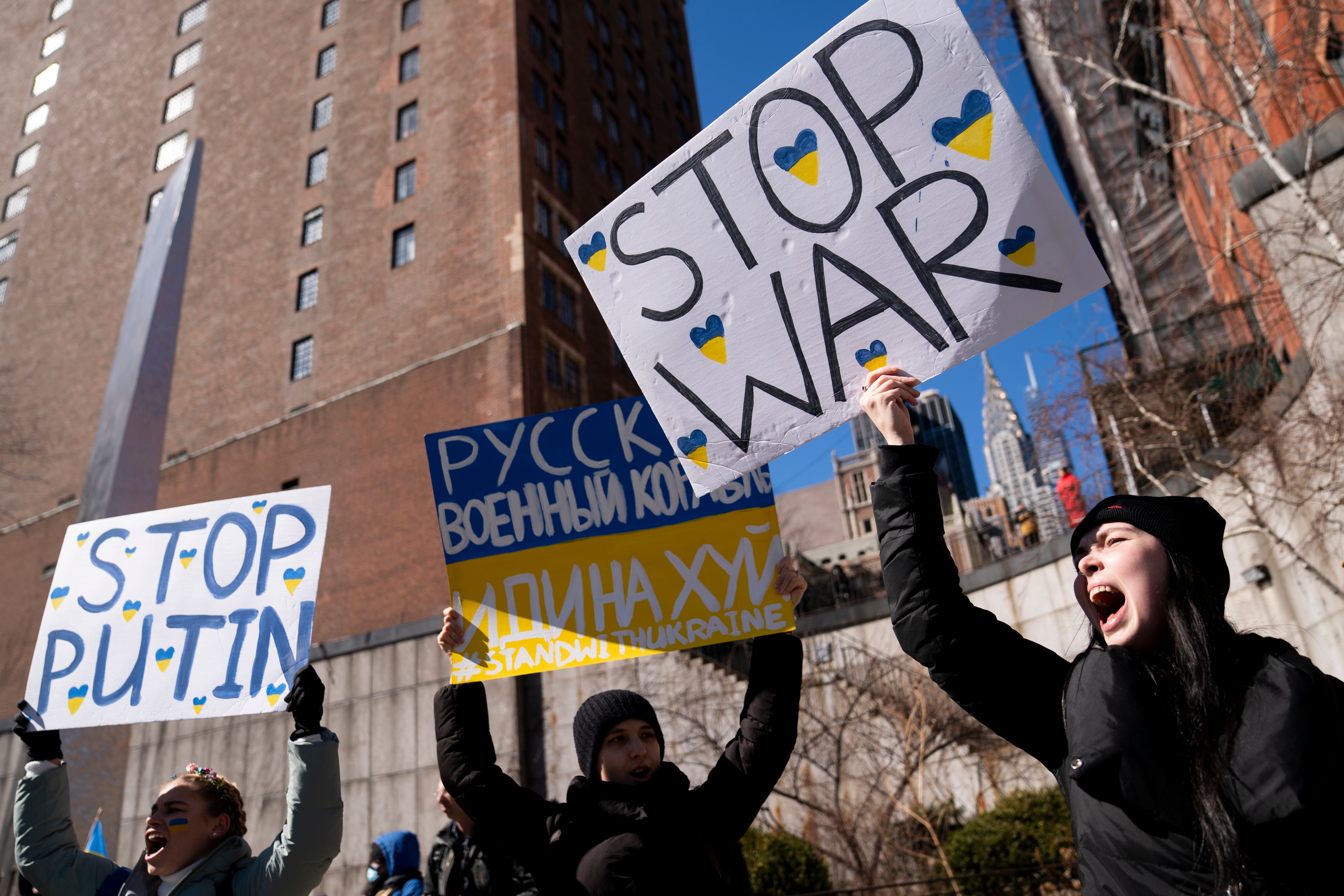 Manifestantes en apoyo a Ucrania se reúnen afuera de las Naciones Unidas durante una reunión de emergencia de la Asamblea General de la ONU