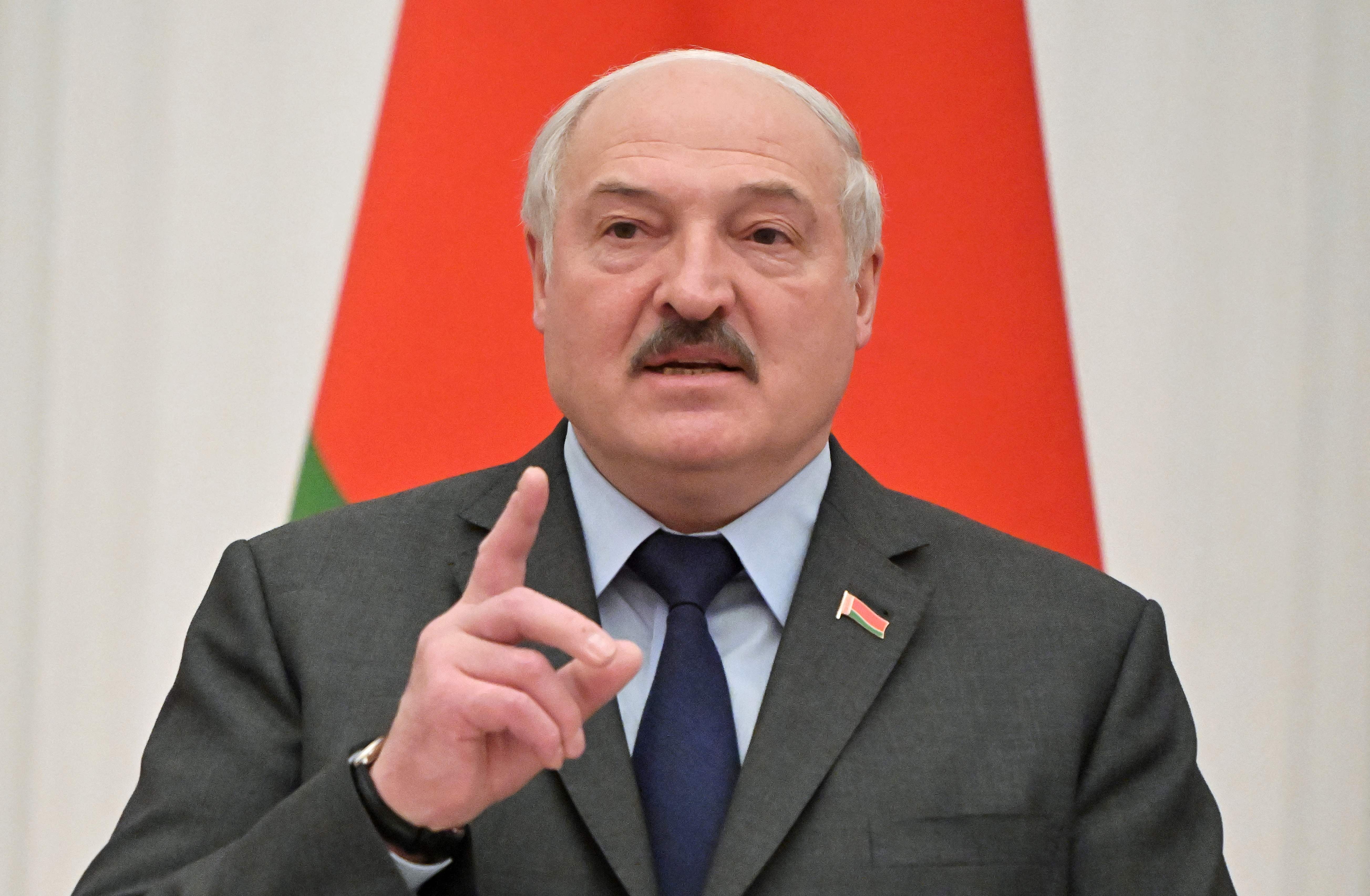 Foto de archivo: el presidente de Bielorrusia, Alexander Lukashenko, habla desde el Kremlin en Moscú el 18 de febrero de 2022