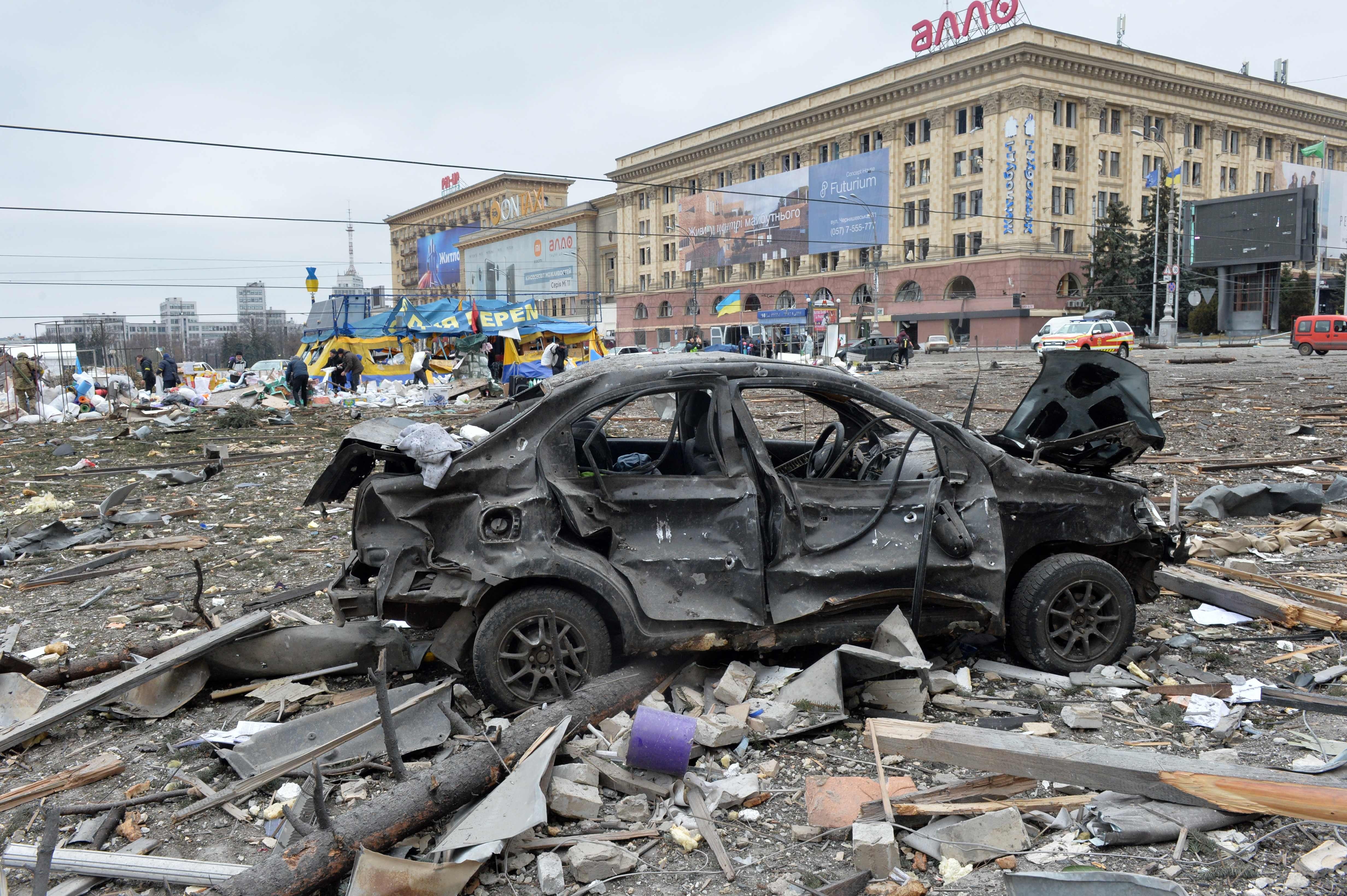 Una vista de la plaza fuera de la plaza de Kharkiv atacada