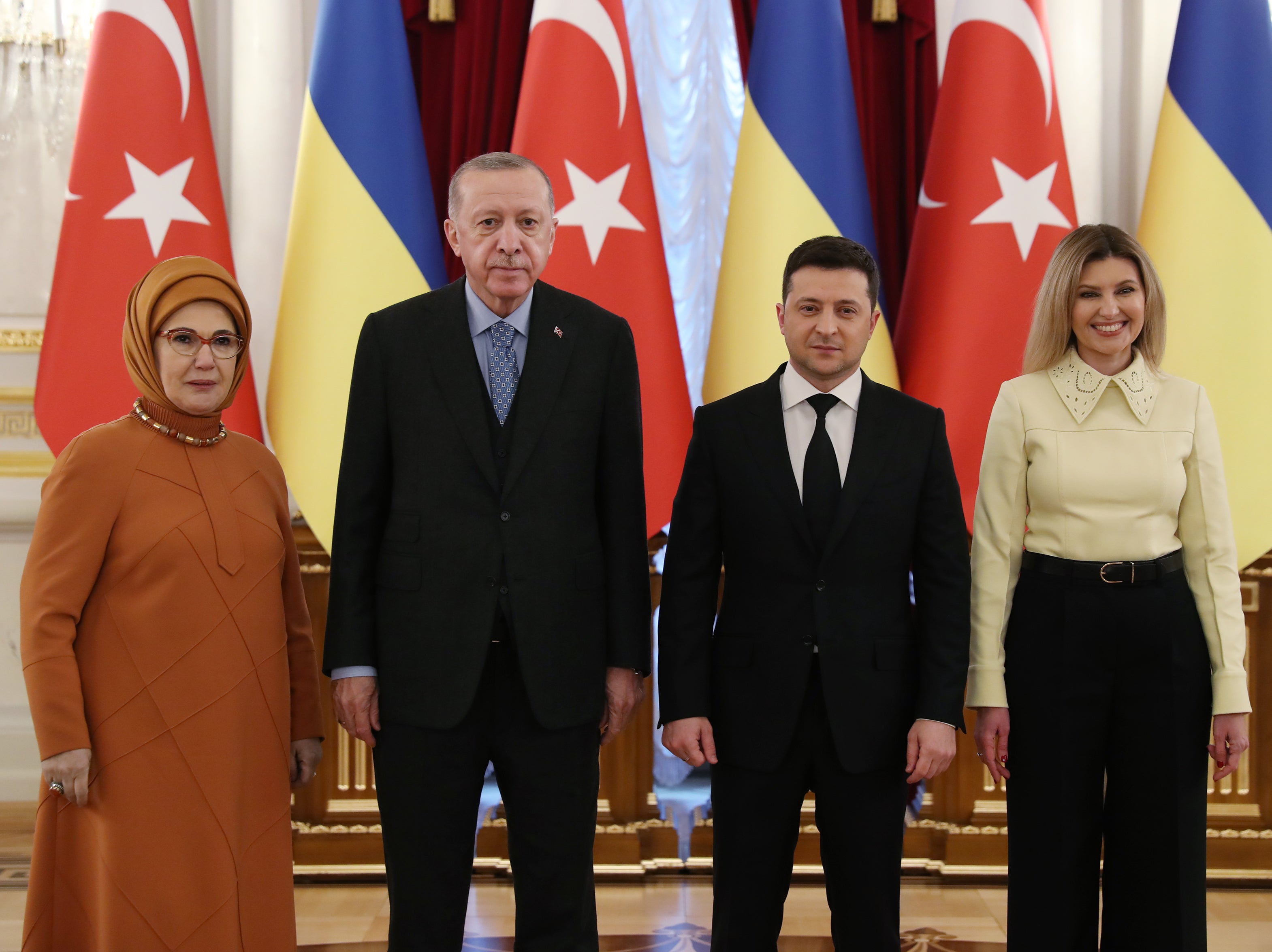 La pareja (los dos a la derecha) junto con el presidente de Turquía, Recep Tayyip Erdogan, y su esposa, Emine Erdogan, en Kyiv a principios de febrero