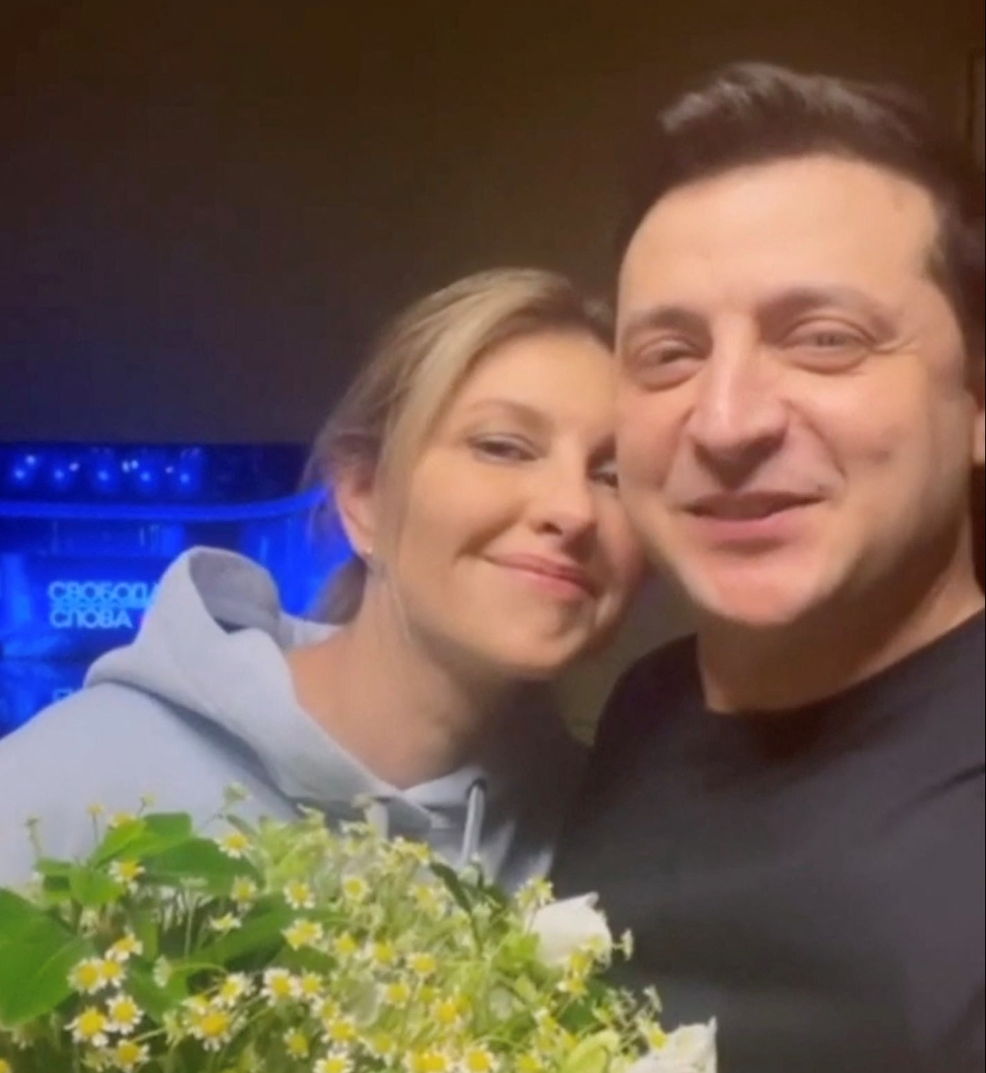 El presidente de Ucrania, Volodymyr Zelensky, habla y abraza a su esposa, Olena Zelenska, mientras graban un mensaje por el Día de San Valentín hace dos semanas
