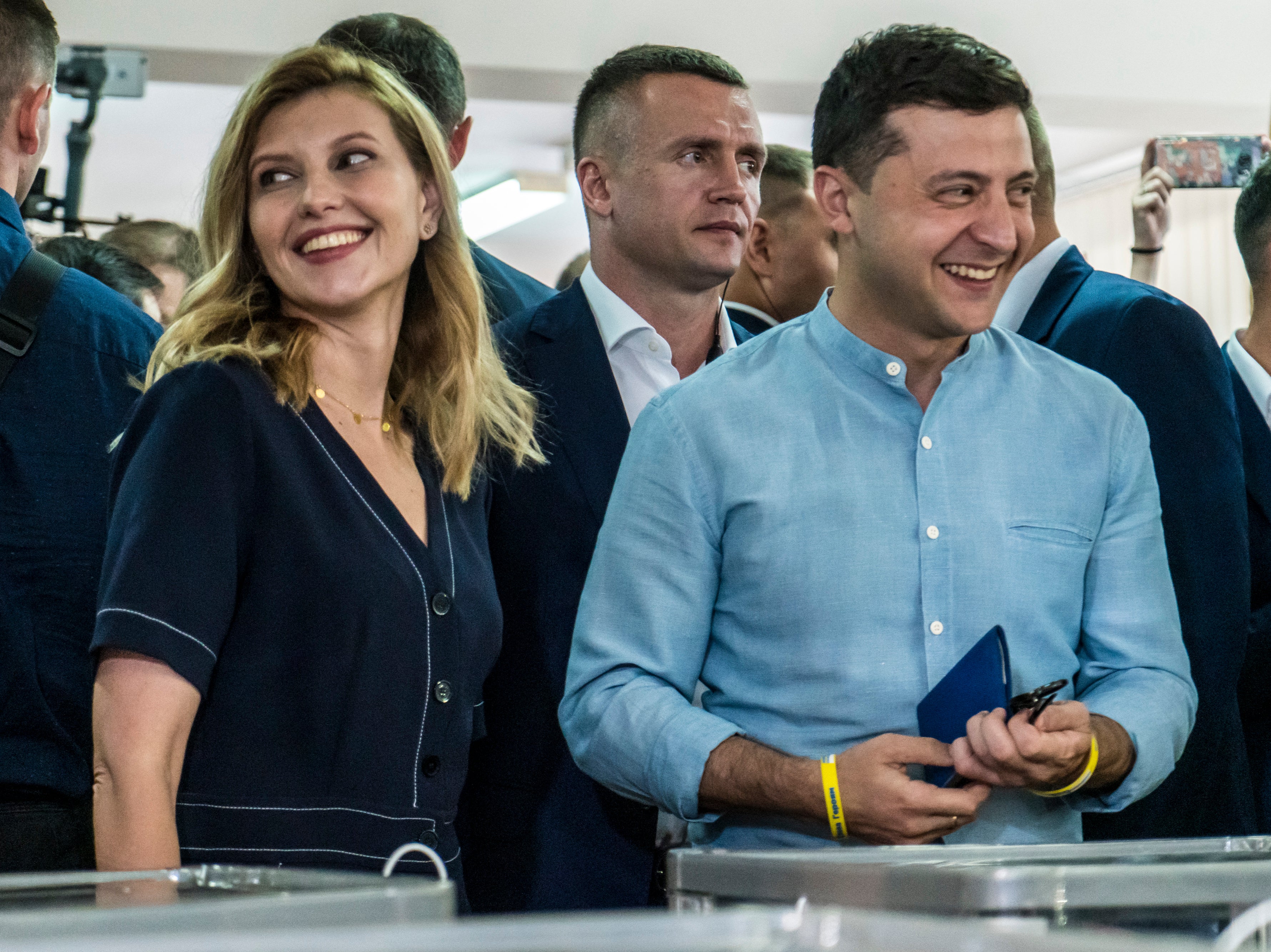 La pareja emite sus votos en las elecciones parlamentarias en Kyiv en 2019